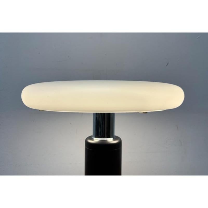 Sehr seltene Tischlampe von Hillebrand.

Auffallend ist der besonders flache Glasschirm mit dem großen Radius am Rand. Der runde Schirm ruht auf einem Gestell, das mit dem zylindrischen Sockel verbunden ist. Der Sockel ist ein einfacher Zylinder in