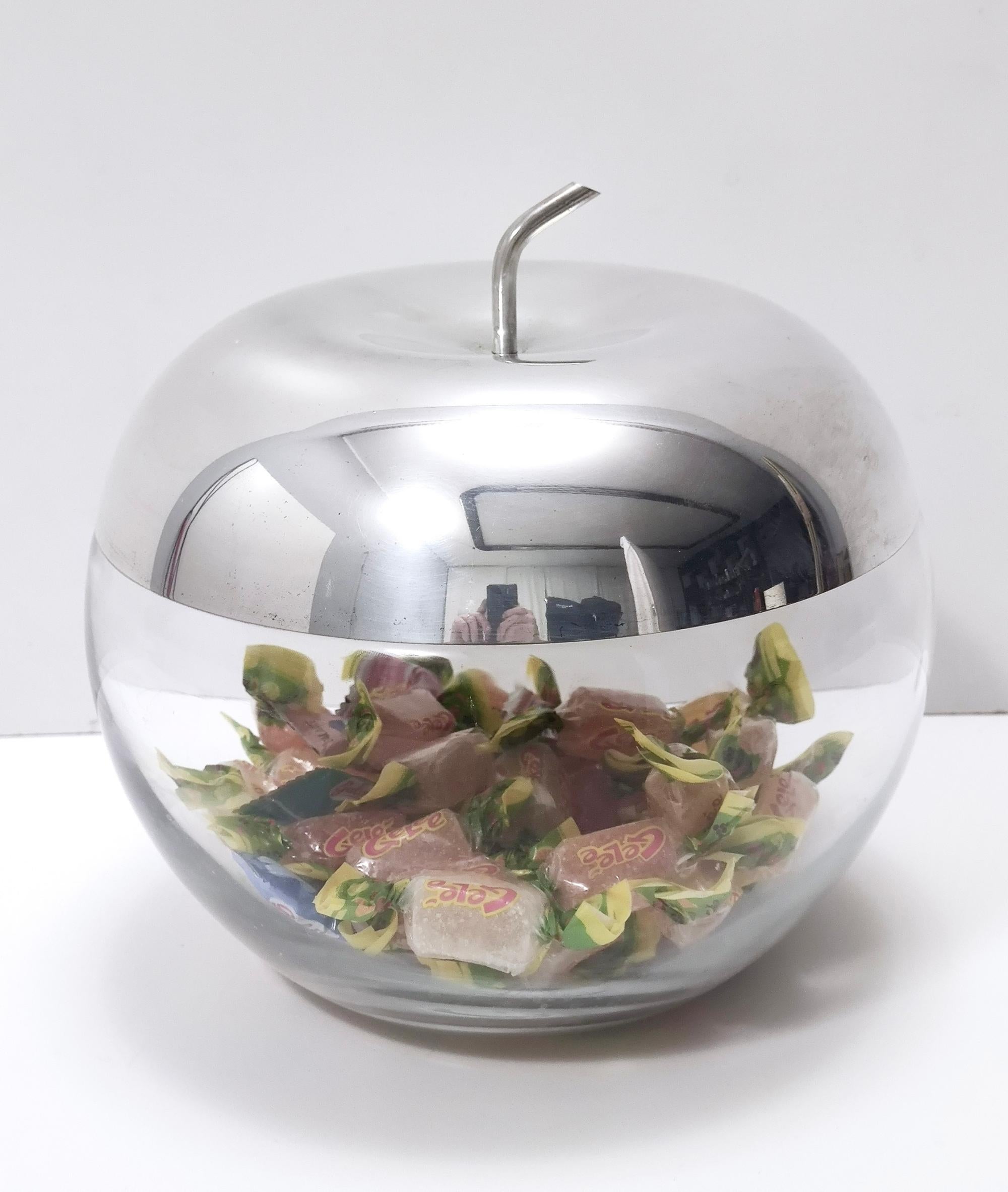 Fabriqué en Italie, années 1970.
Seau à glace très décoratif en verre en forme de pomme et en métal argenté dans le style d'Ettore Sottsass ou de Lino Sabattini.
Il peut présenter de légères traces d'utilisation puisqu'il est vintage, mais il peut