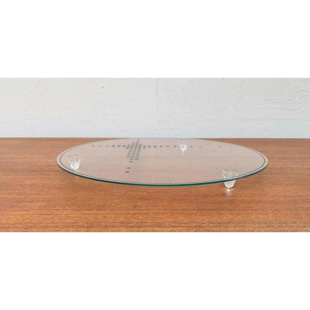 Postmoderne Tortenplatte aus Glas, 1980er Jahre, in sehr gutem Zustand. Entworfen 1980 bis 1989.

Zusätzliche Informationen:
MATERIALIEN: Glas
Stile: Postmoderne
Farbe: Schwarz
Artikel Typ: Vintage, antik oder aus Vorbesitz
Abmessungen: 12,6ʺB ×