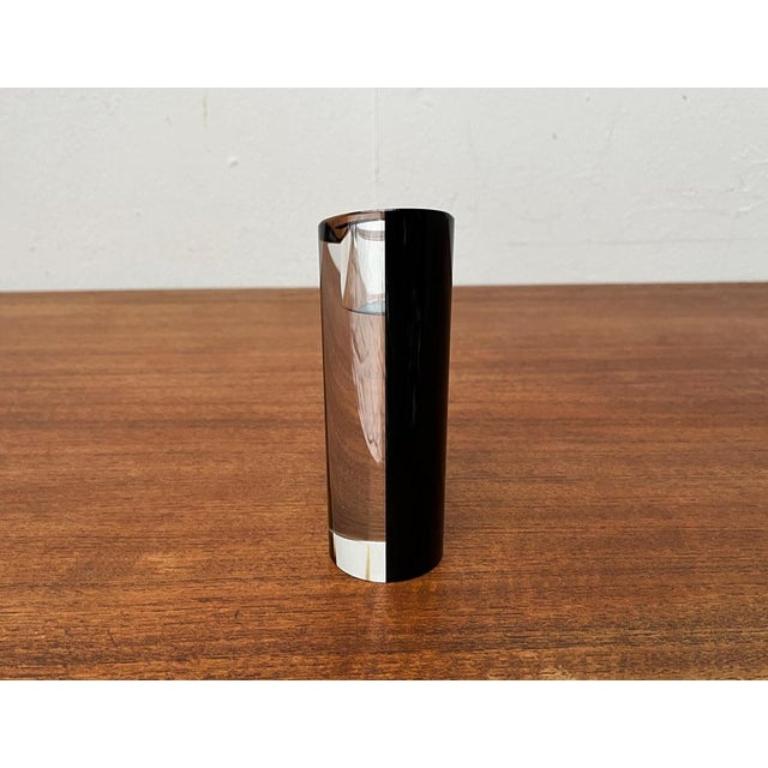 Portavelas posmoderno de cristal de la línea Studio de Rosenthal, años 80, en muy buen estado. Diseñado de 1980 a 1989 Esta pieza tiene una marca de atribución.

Más información:
Materiales: Vidrio
Estilo: Postmoderno
Marca: Rosenthal
País de