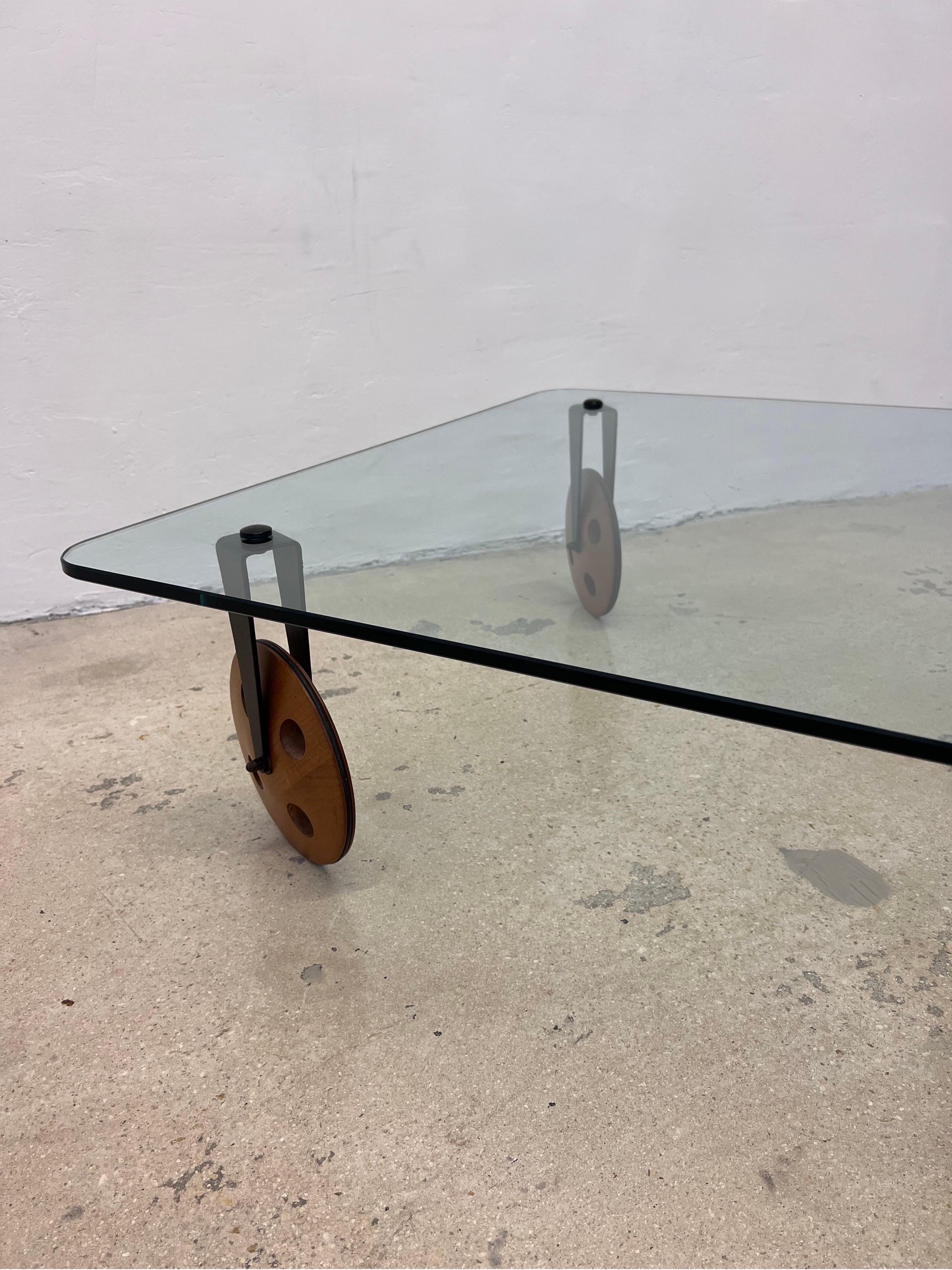 Postmodern Glass Coffee Table on Wheels After Gae Aulenti, 1980s In Good Condition In Miami, FL