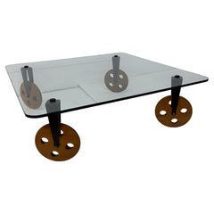 Table basse postmoderne en verre sur roulettes d'après Gae Aulenti, années 1990
