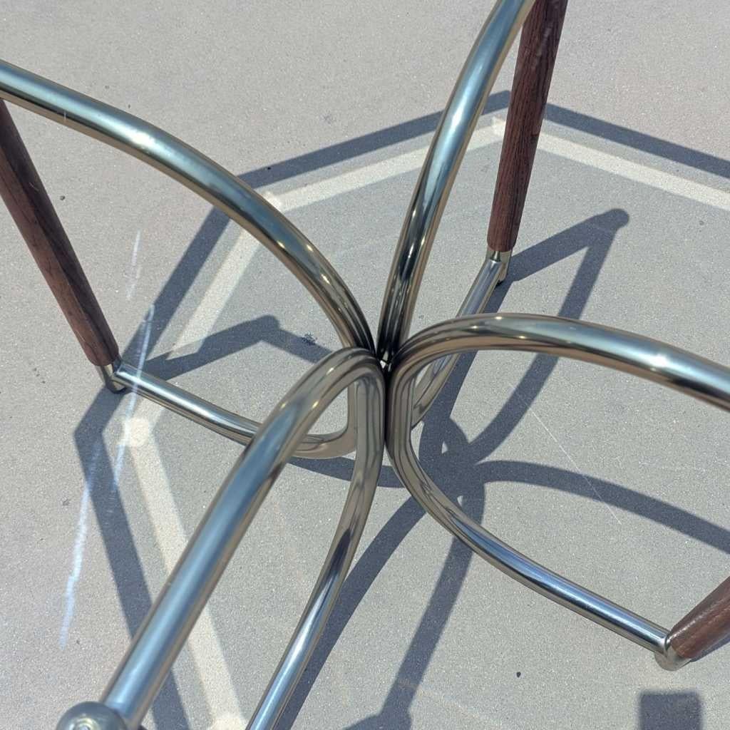 Américain Table de salle à manger postmoderne en verre, base en laiton et bois de chêne, États-Unis, vers 1980 en vente