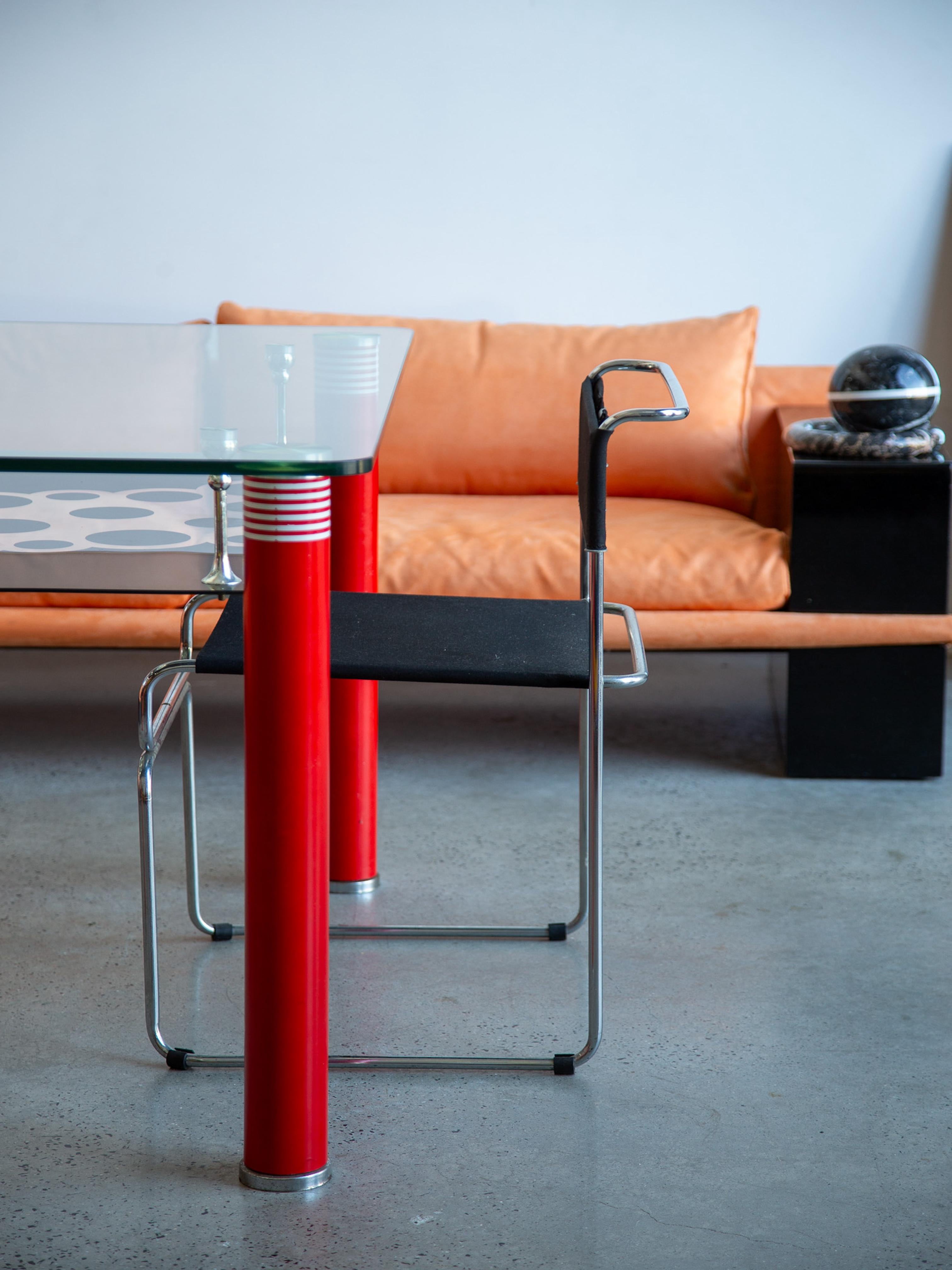Mesa de Comedor Postmoderna de Cristal con Patas Lacadas en Rojo Italia en venta 3