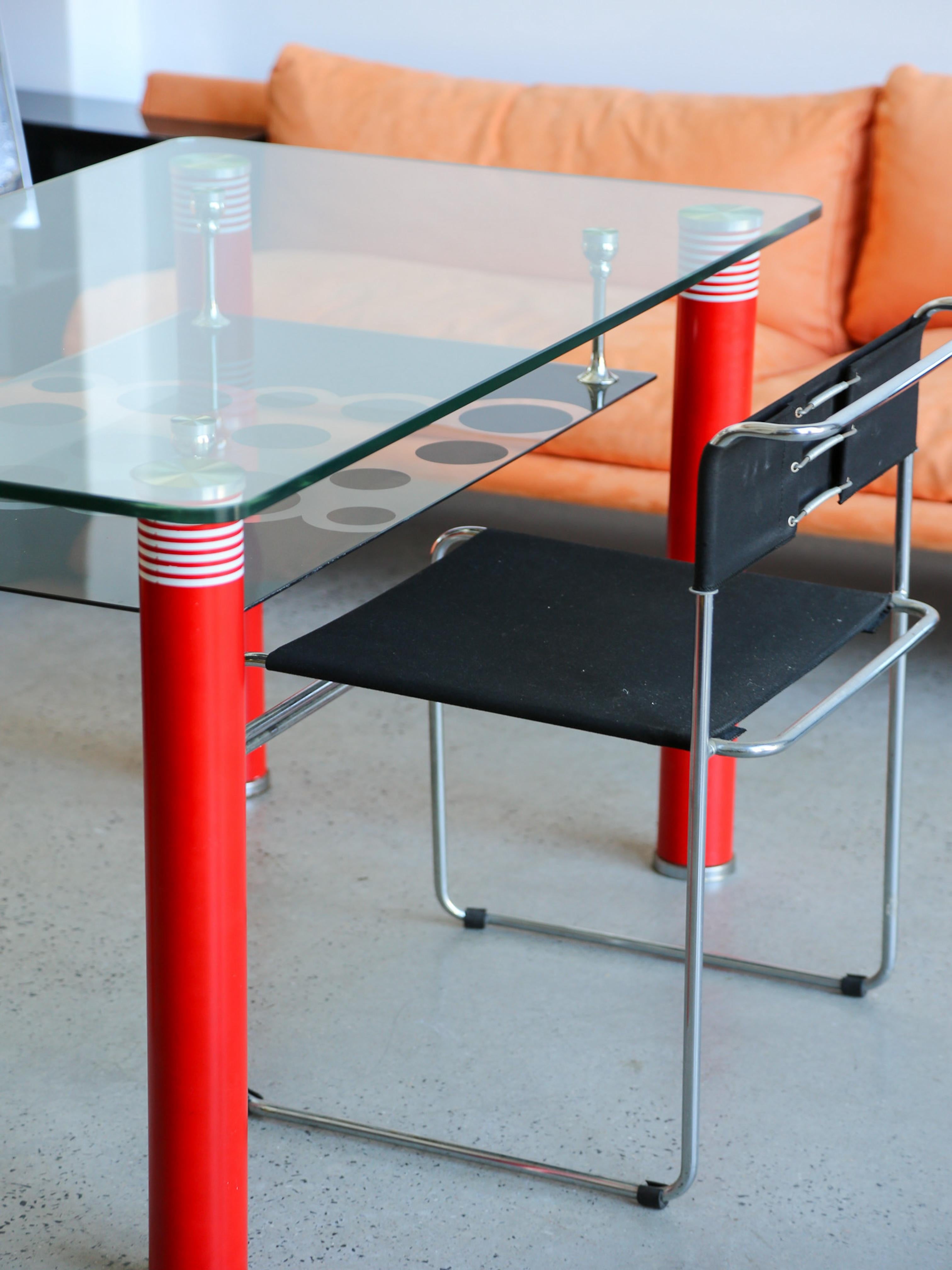 Mesa de Comedor Postmoderna de Cristal con Patas Lacadas en Rojo Italia en venta 4