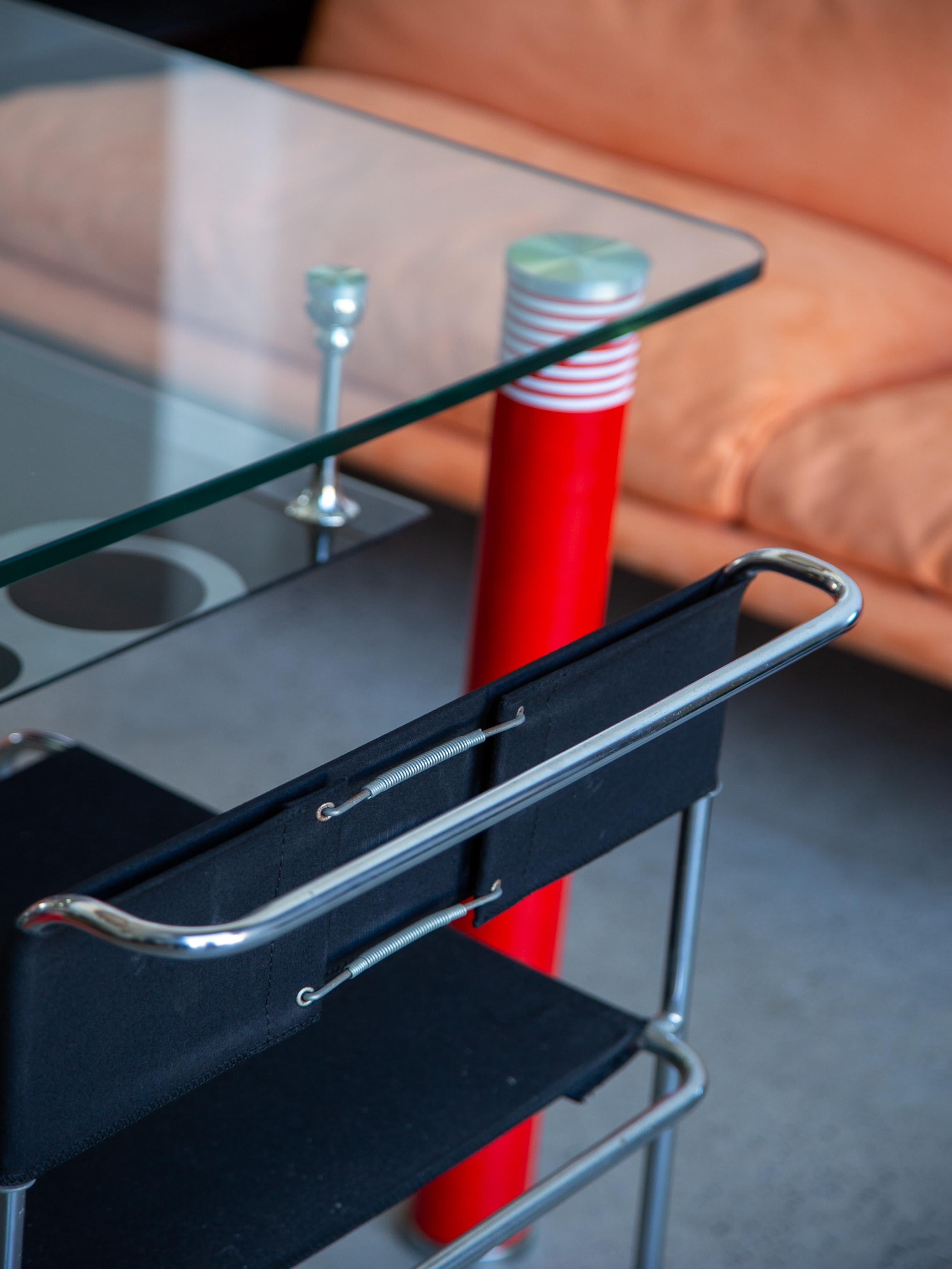 Mesa de Comedor Postmoderna de Cristal con Patas Lacadas en Rojo Italia en venta 5