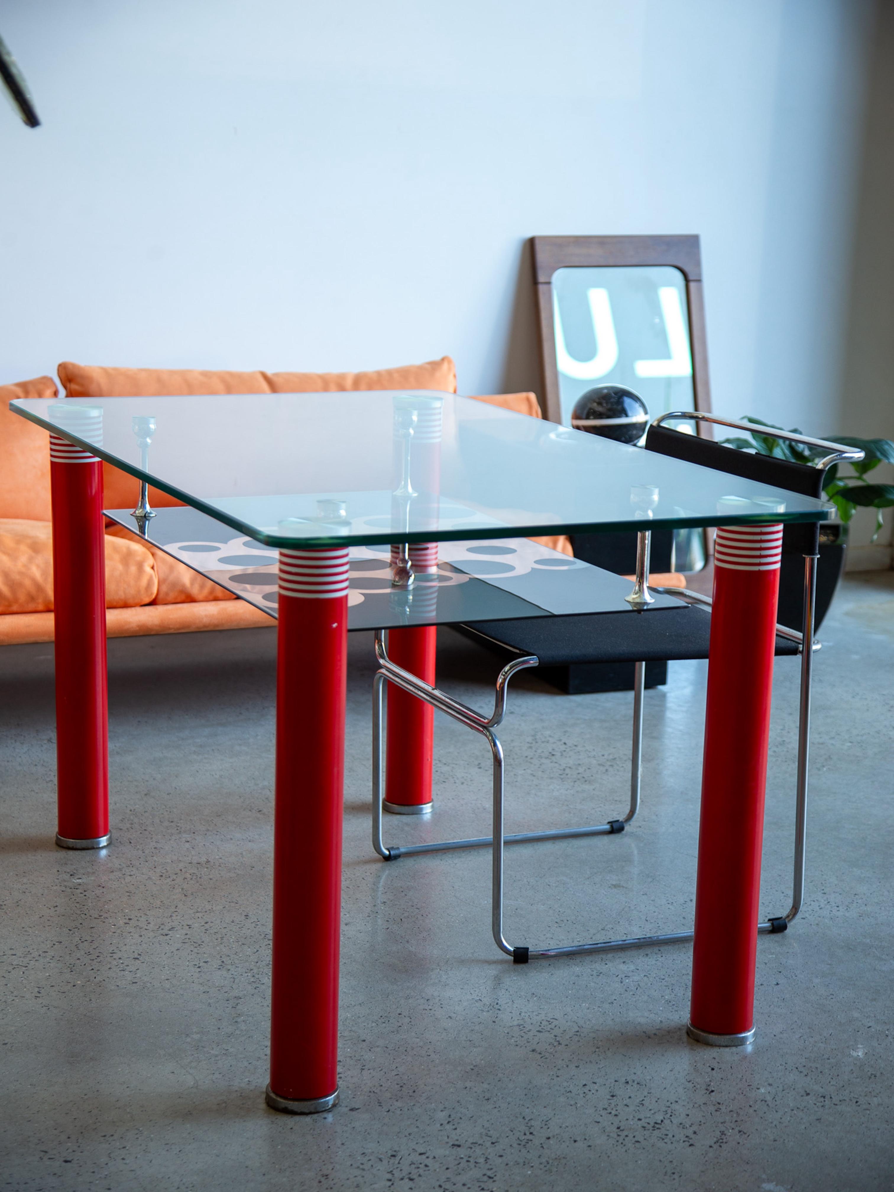 Mesa de Comedor Postmoderna de Cristal con Patas Lacadas en Rojo Italia en venta 6