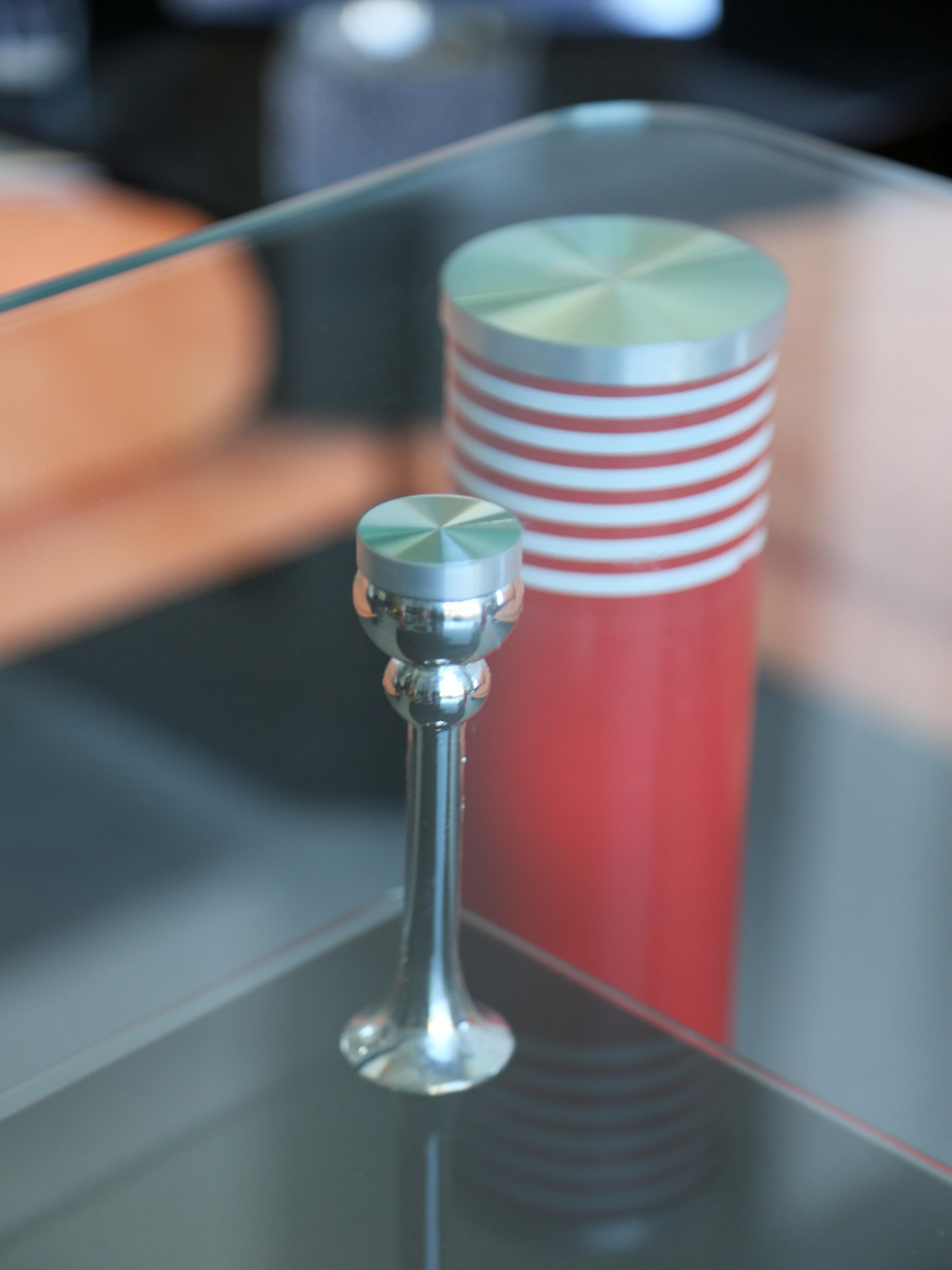 Mesa de Comedor Postmoderna de Cristal con Patas Lacadas en Rojo Italia en venta 7