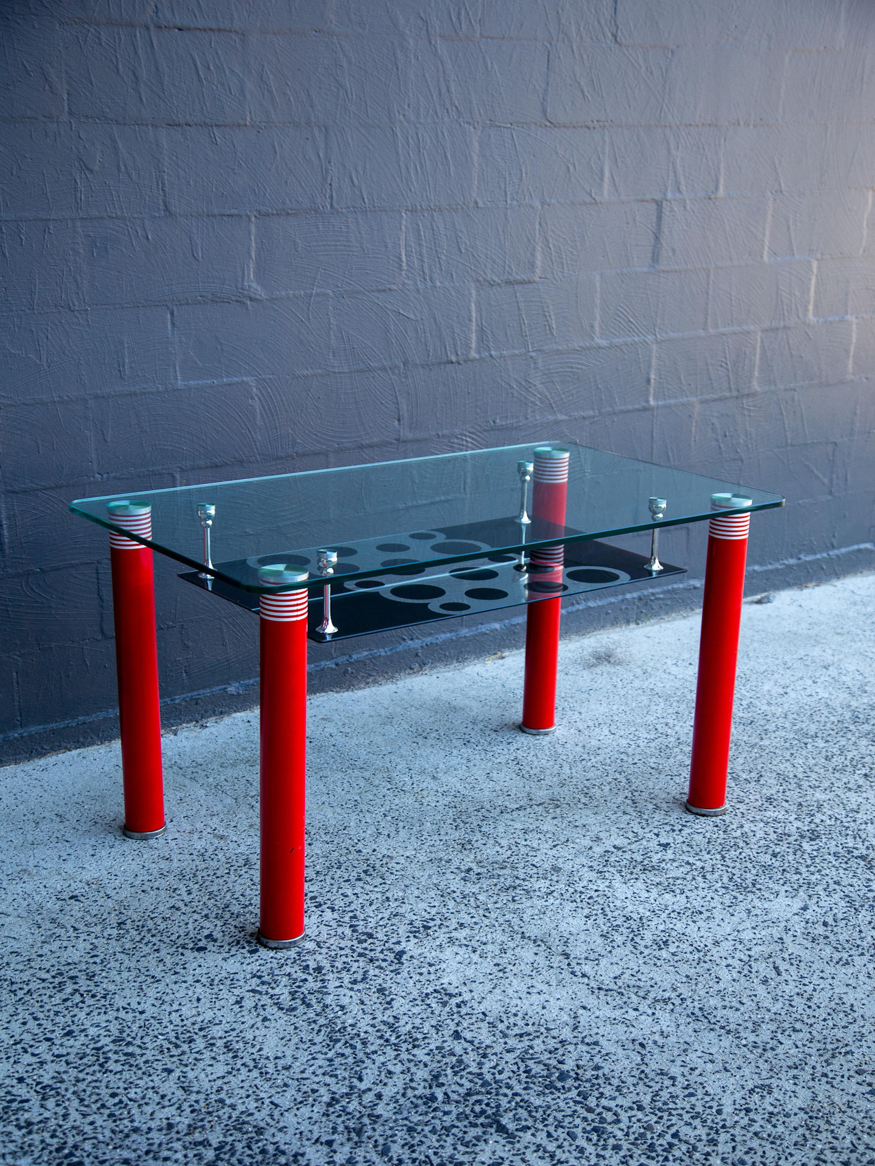 Atrevida mesa de comedor vintage con patas cilíndricas rojas y tablero de cristal gráfico

Esta llamativa mesa de comedor vintage de estilo italiano posmoderno, probablemente fabricada en la década de 1980, canaliza el enérgico lenguaje visual del