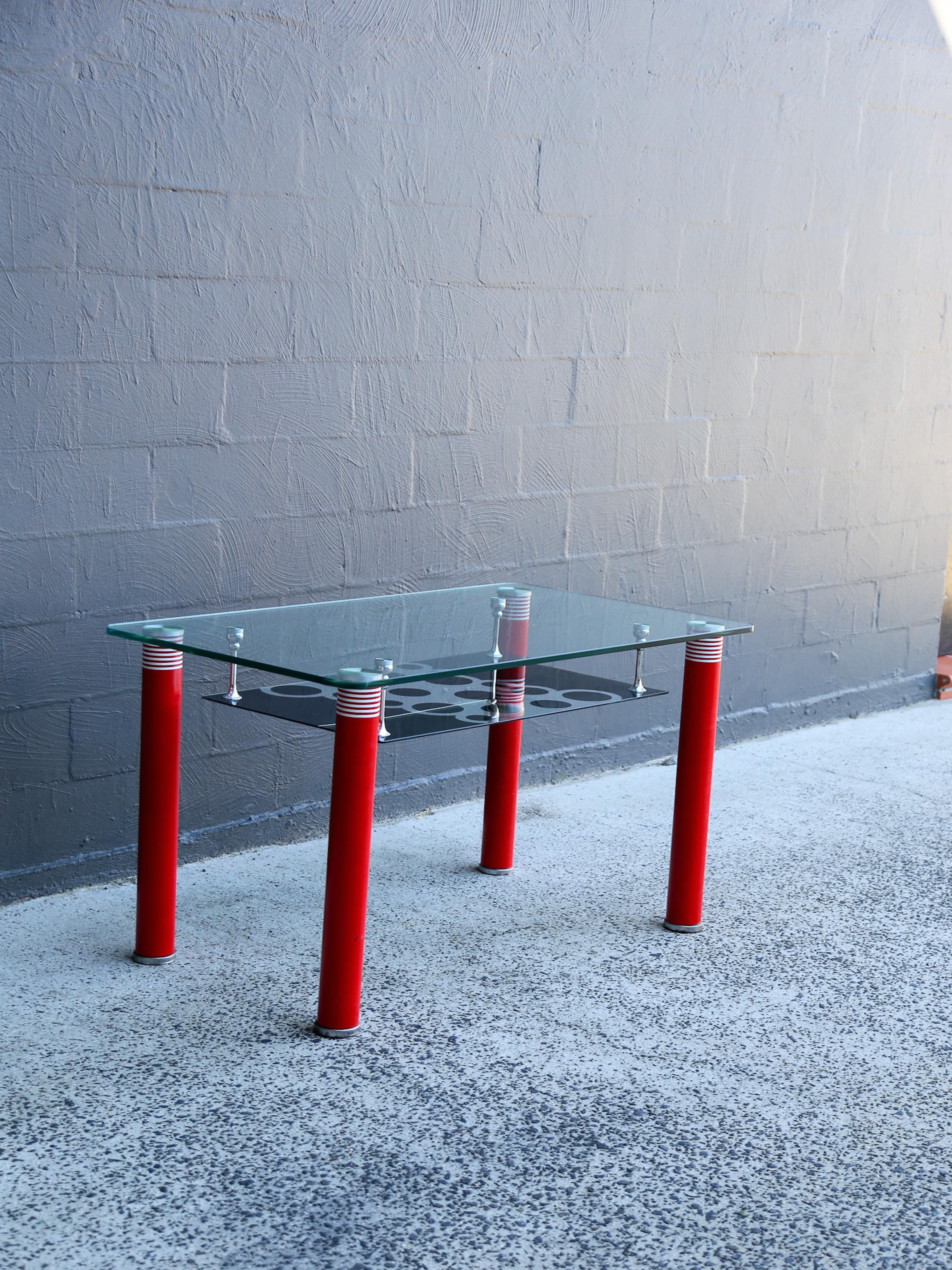 Mesa de Comedor Postmoderna de Cristal con Patas Lacadas en Rojo Italia Posmoderno en venta