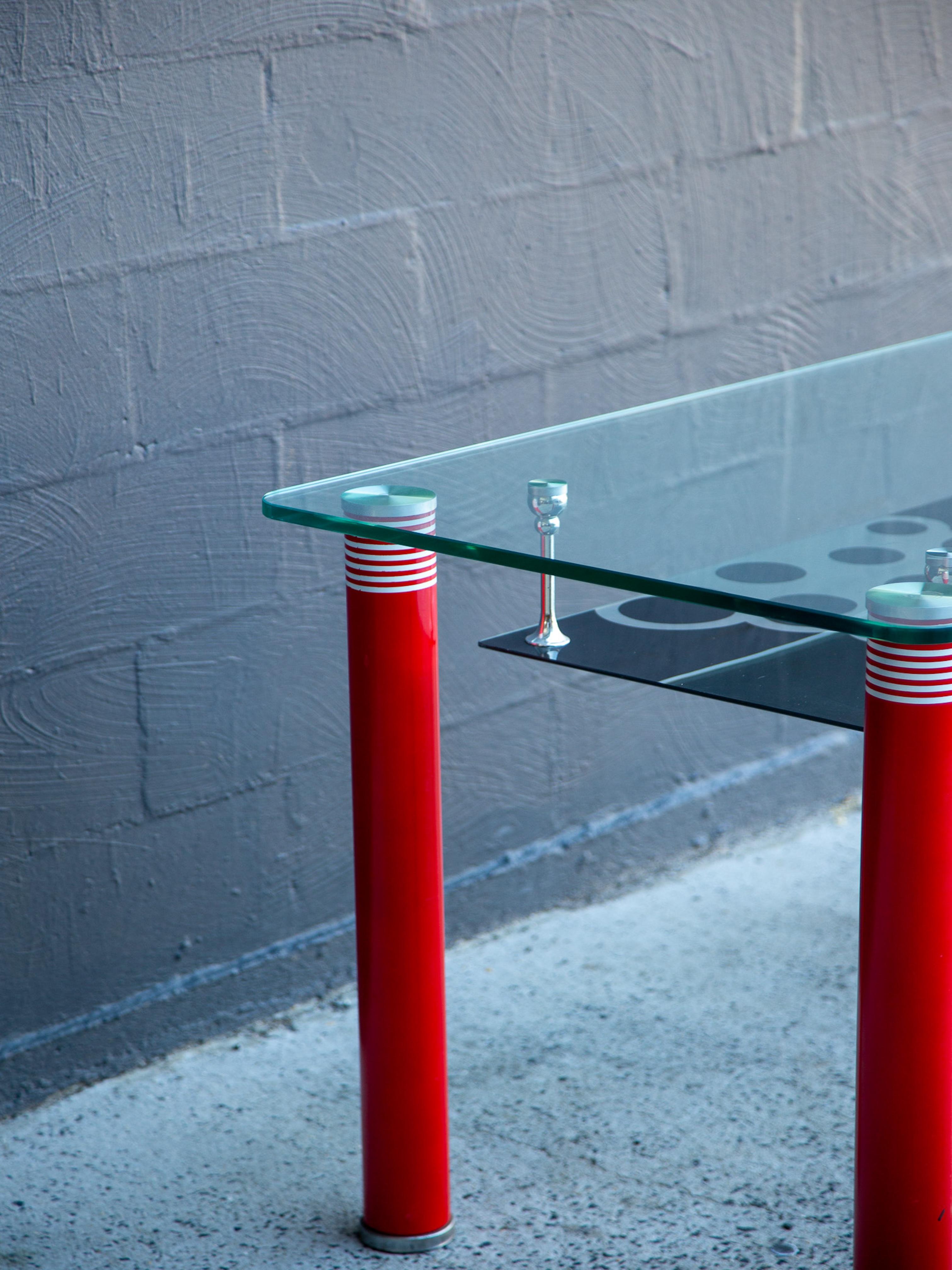 Mesa de Comedor Postmoderna de Cristal con Patas Lacadas en Rojo Italia Italiano en venta