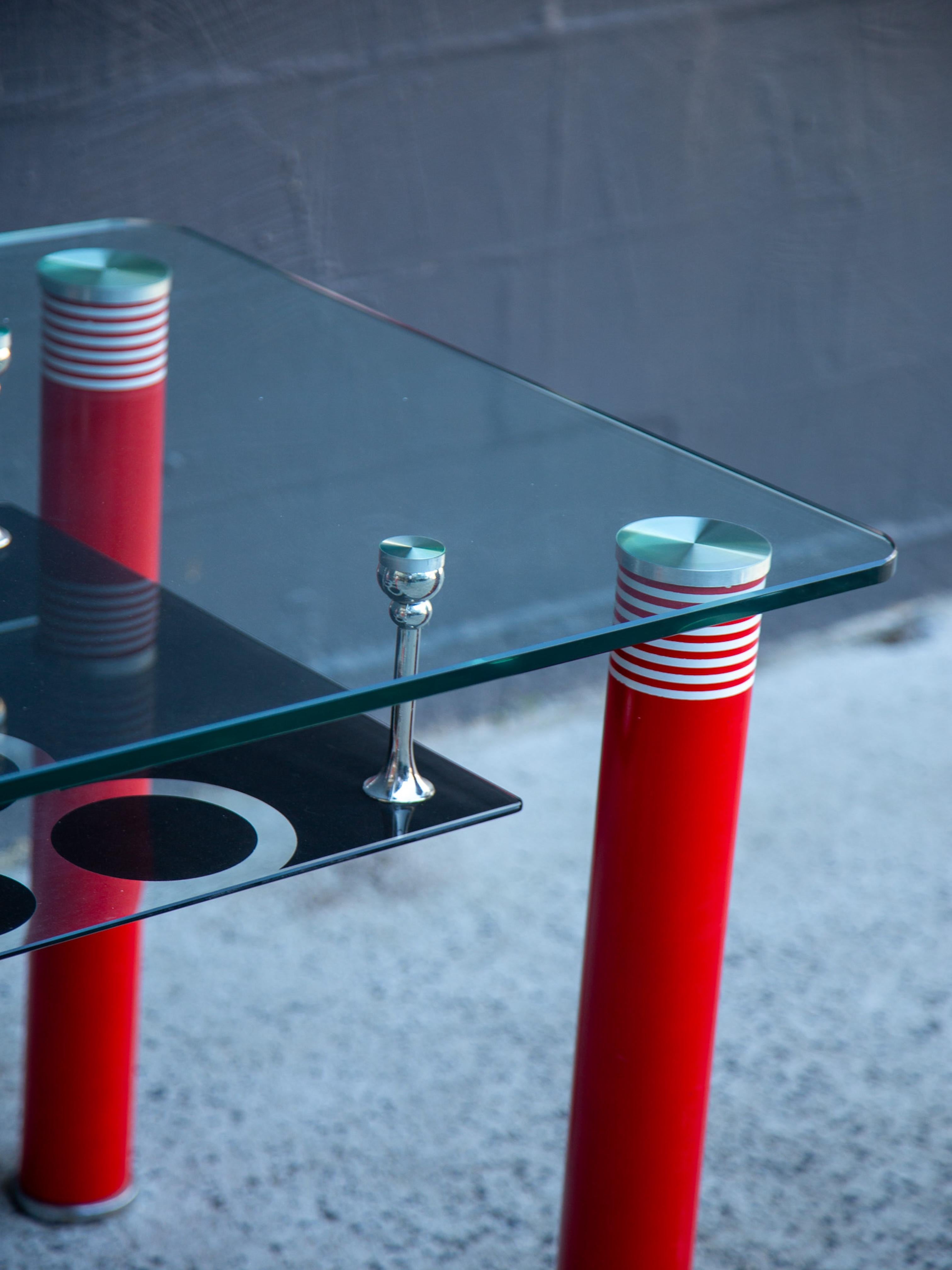 Mesa de Comedor Postmoderna de Cristal con Patas Lacadas en Rojo Italia en Bueno estado para la venta en Byron Bay, NSW