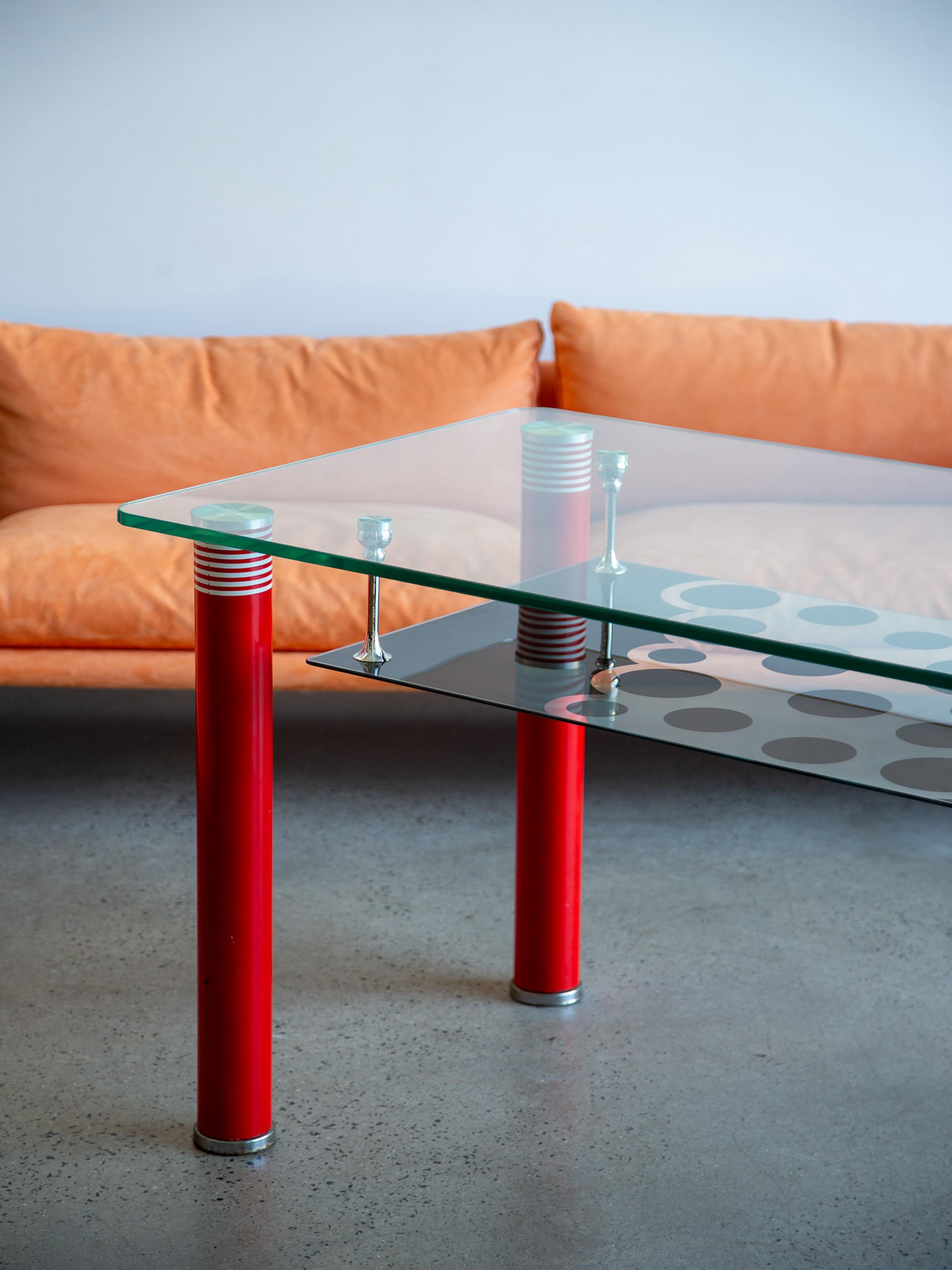 Mesa de Comedor Postmoderna de Cristal con Patas Lacadas en Rojo Italia Metal en venta