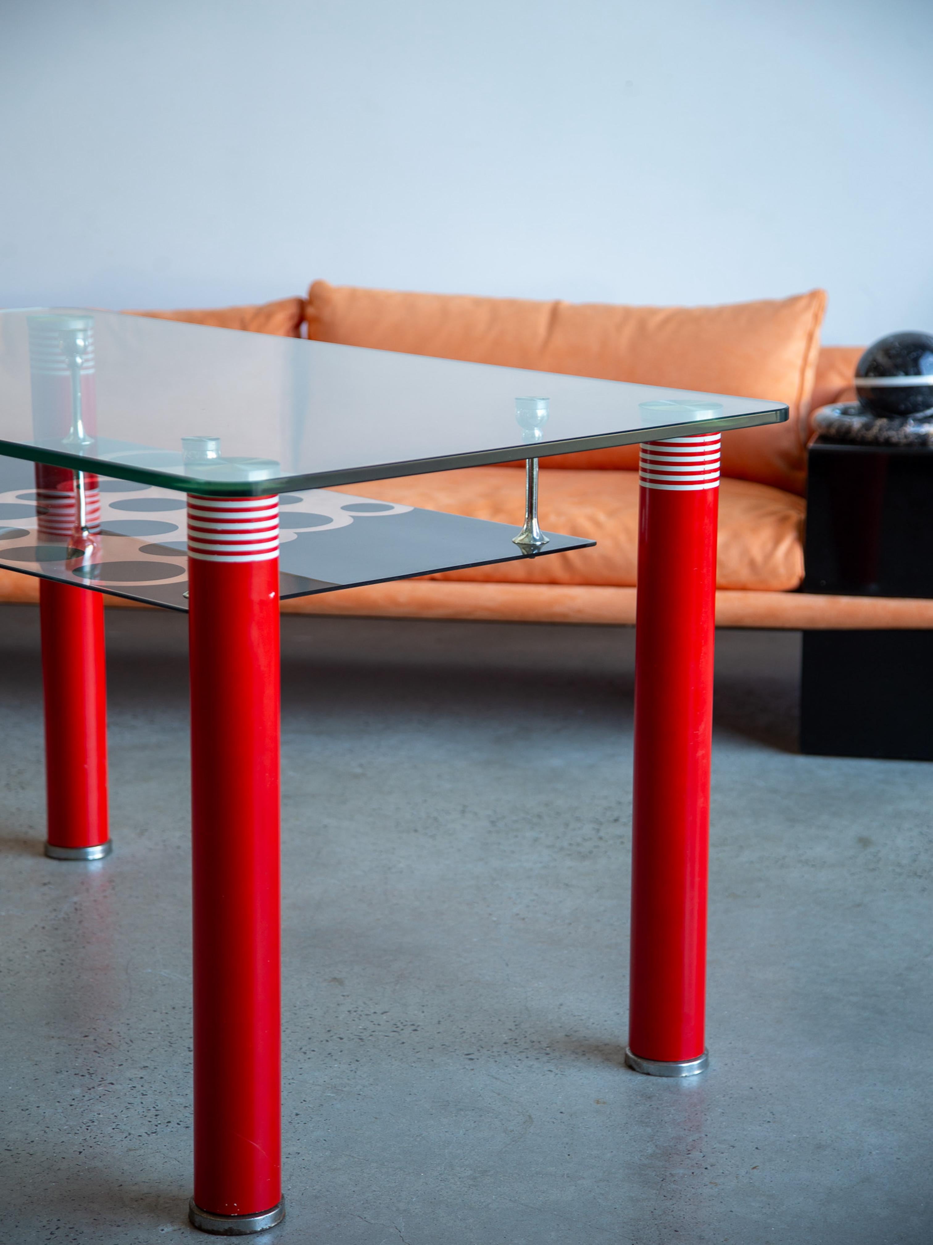 Mesa de Comedor Postmoderna de Cristal con Patas Lacadas en Rojo Italia en venta 1