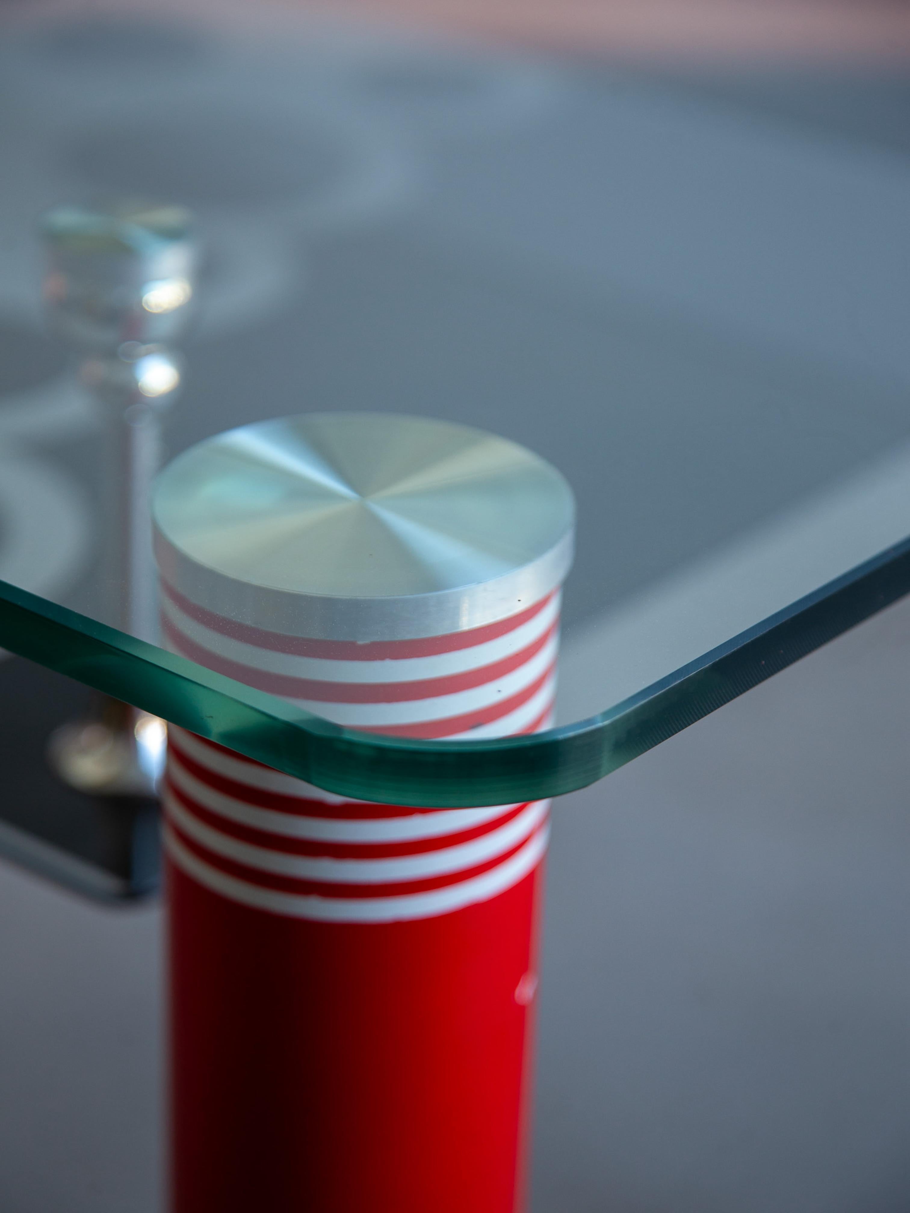 Mesa de Comedor Postmoderna de Cristal con Patas Lacadas en Rojo Italia en venta 2