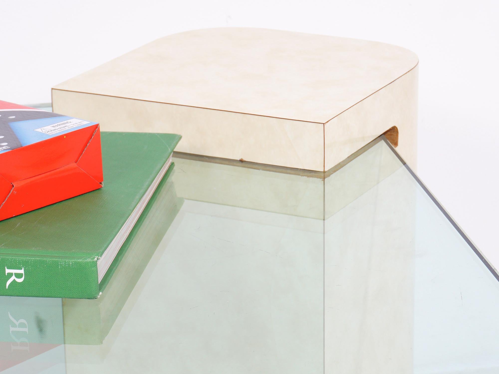 Postmoderne Table basse postmoderne en verre et en stratifié en vente