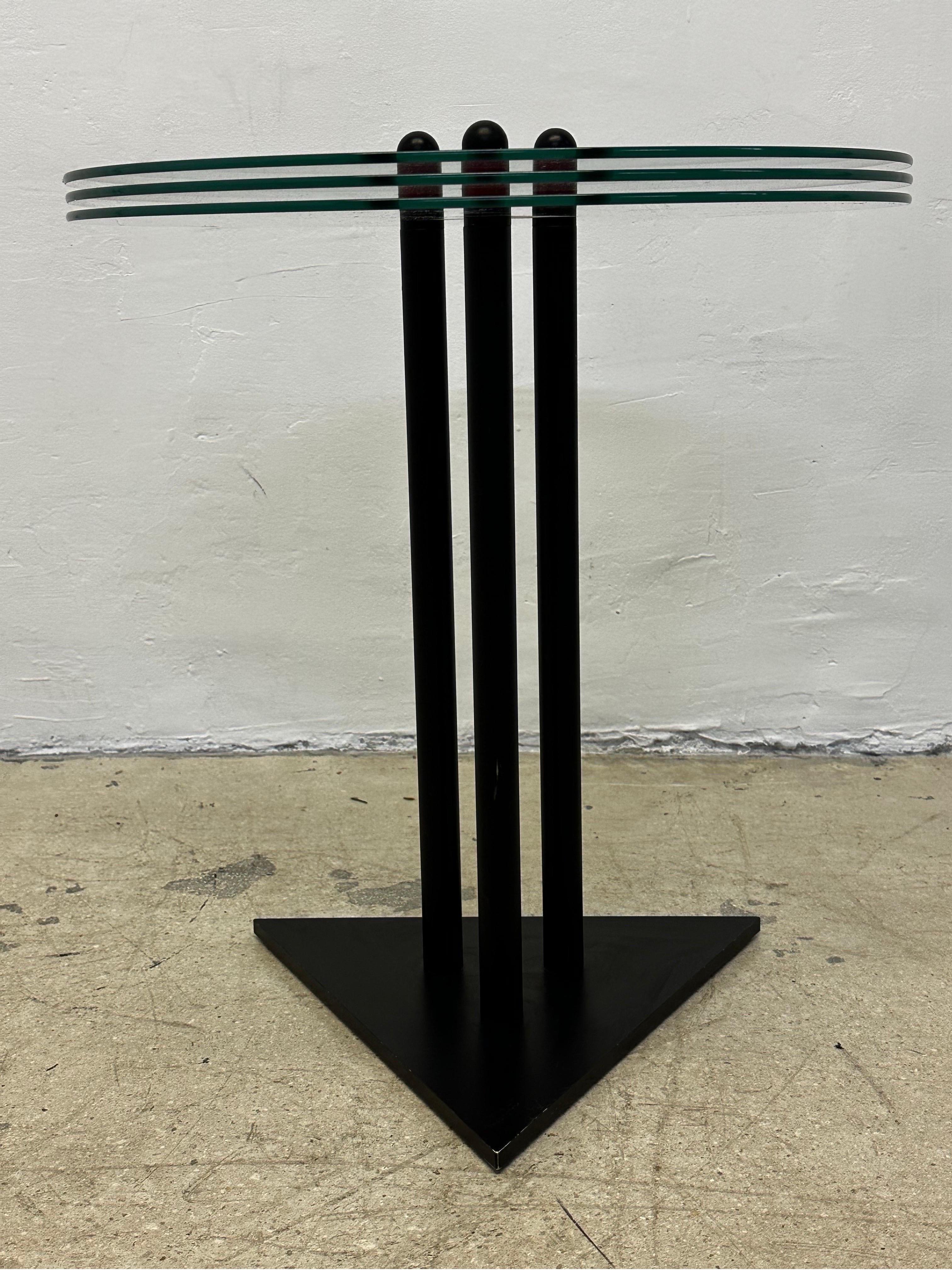 Table d'appoint ou d'extrémité postmoderne en verre de Becker Designs, 1990 en vente 2