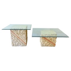 Ensemble table basse et table d'appoint postmoderne en pierre beige et rose tessellée avec plateau en verre