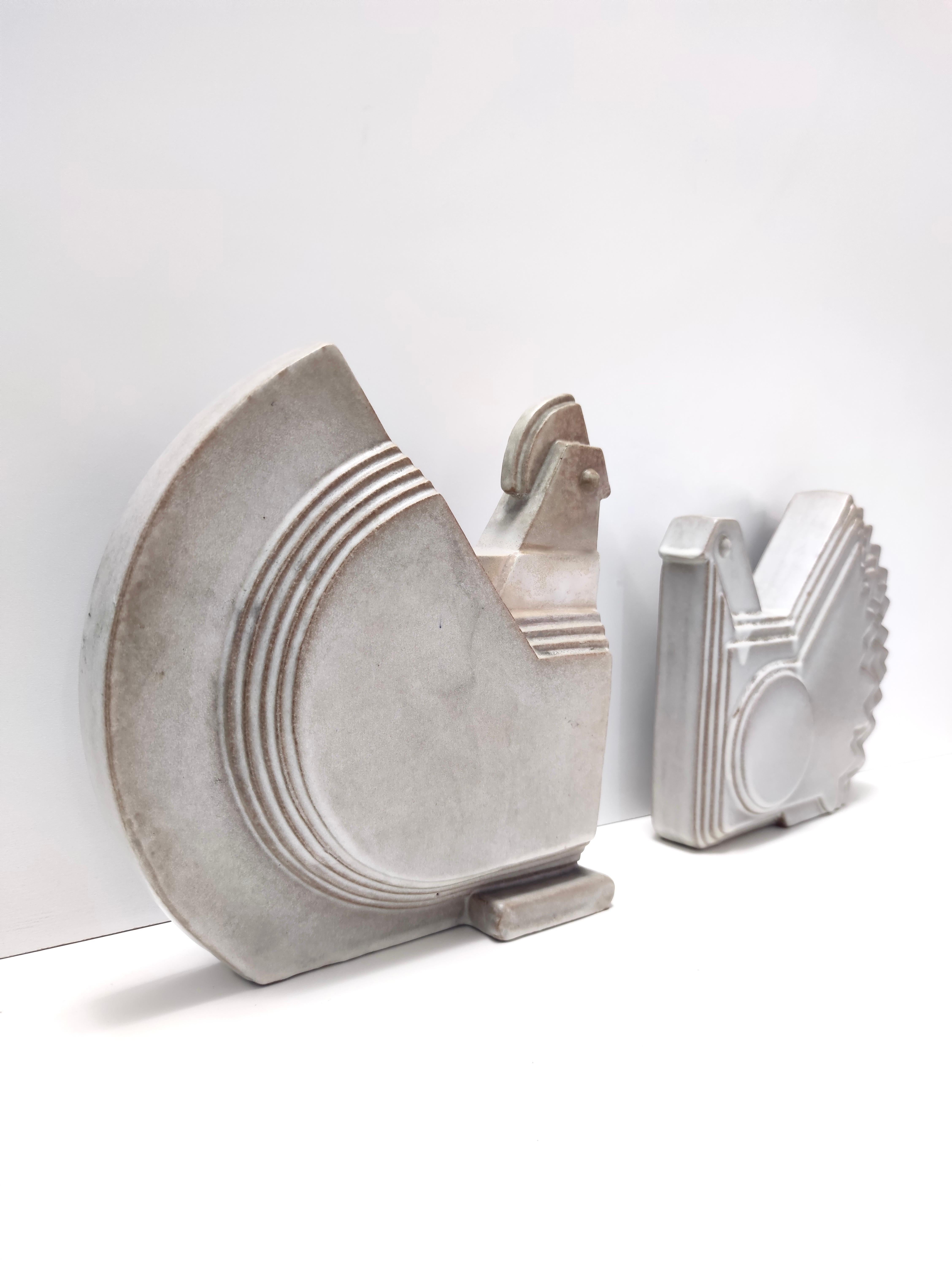 Postmoderne Paire de poules décoratives postmodernes en céramique émaillée par Alessio Tasca, Italie en vente