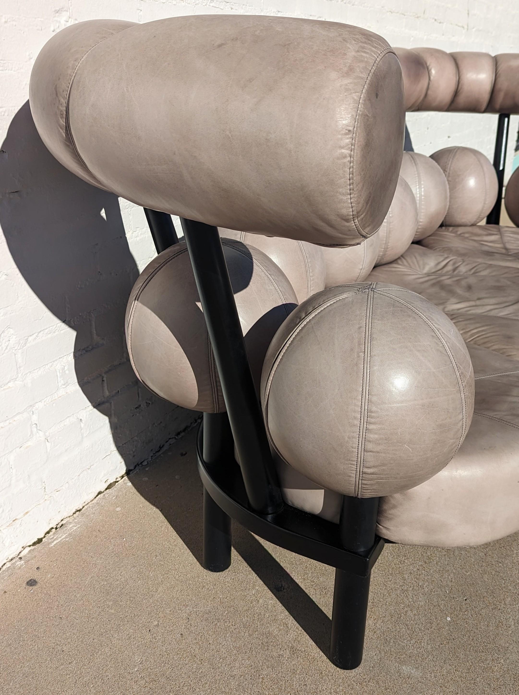 Postmodernes Globe-Sofa von Peter Opsvik  im Zustand „Gut“ im Angebot in Tulsa, OK