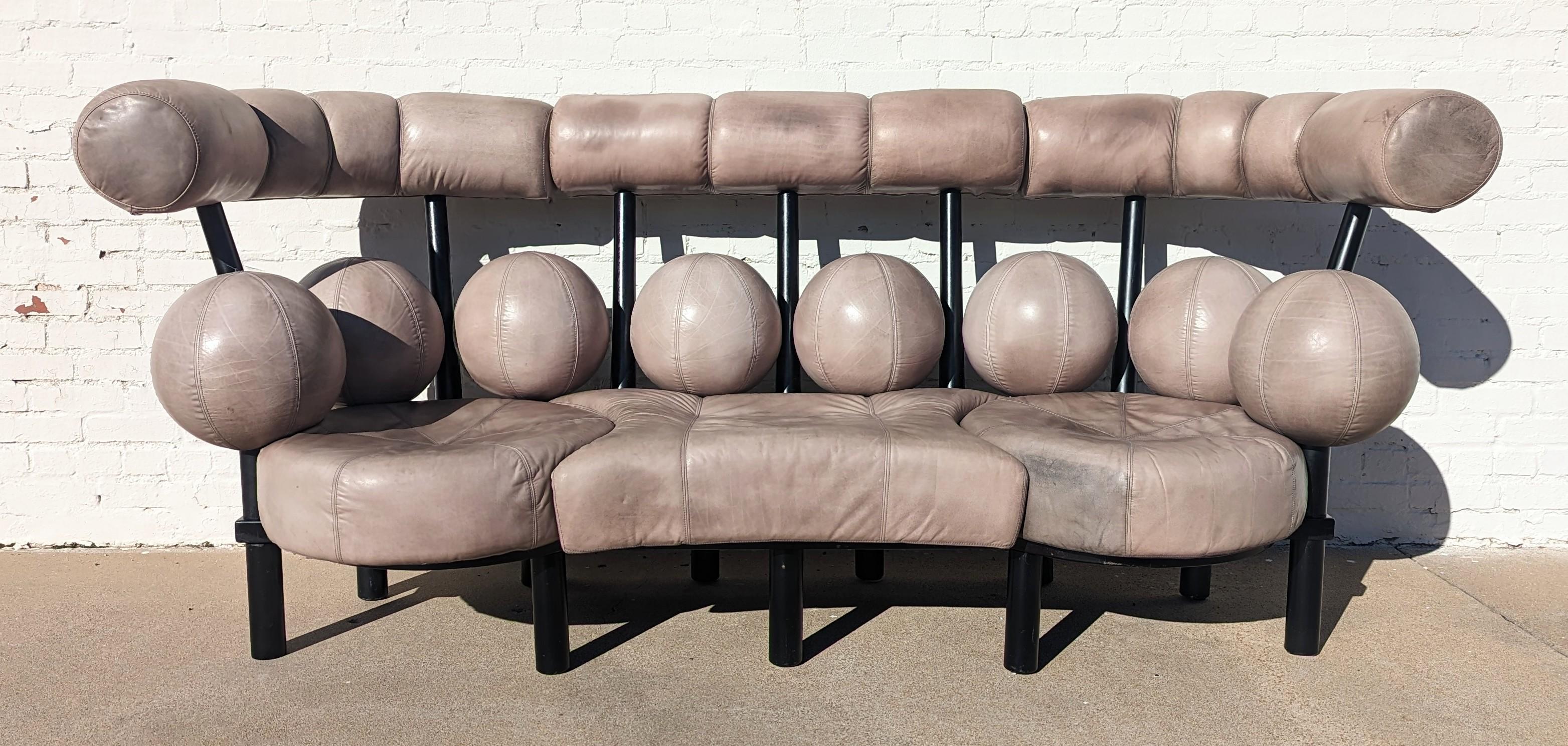 Postmodernes Globe-Sofa von Peter Opsvik  (Leder) im Angebot