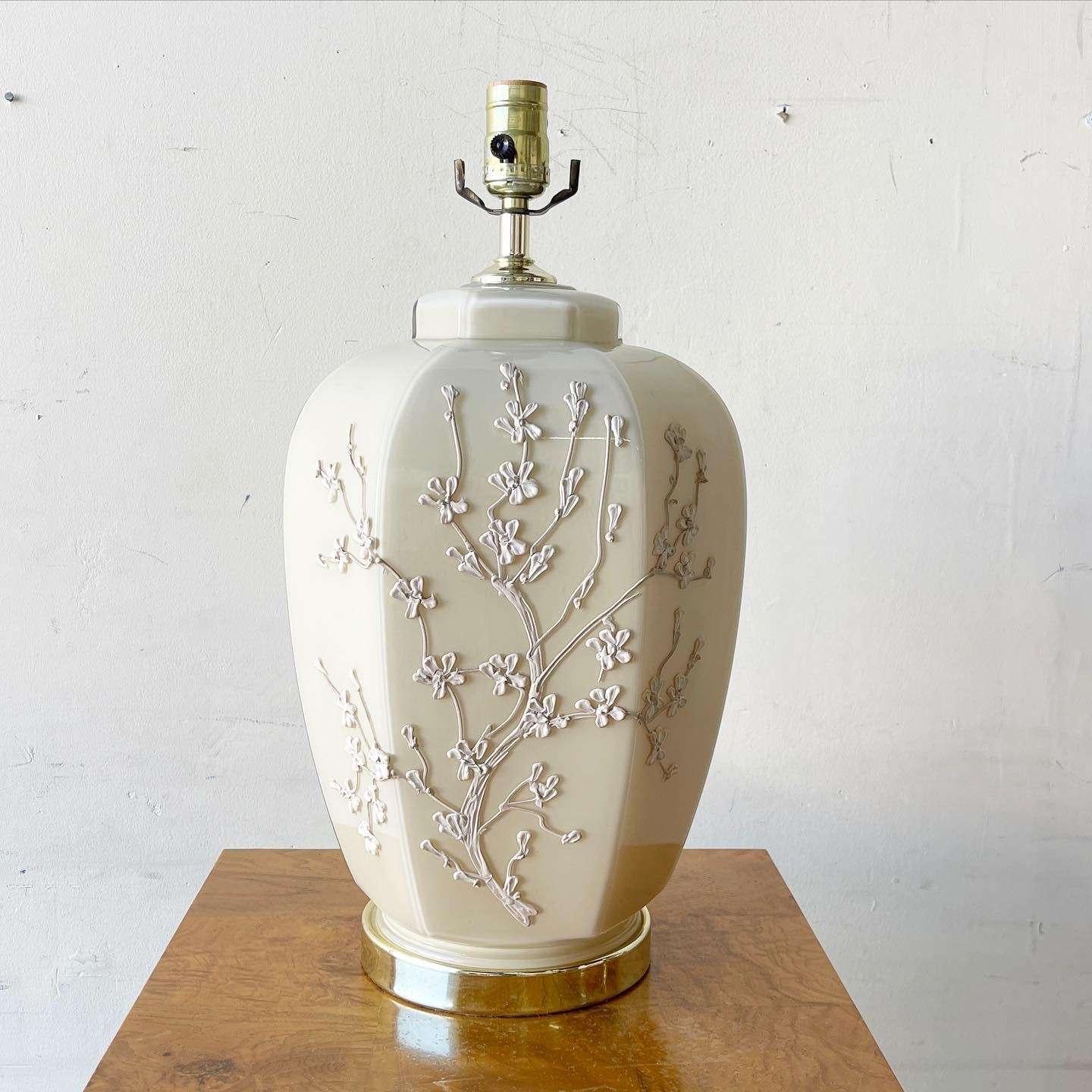 Américain Lampe de table postmoderne à fleurs en émail beige et or en vente