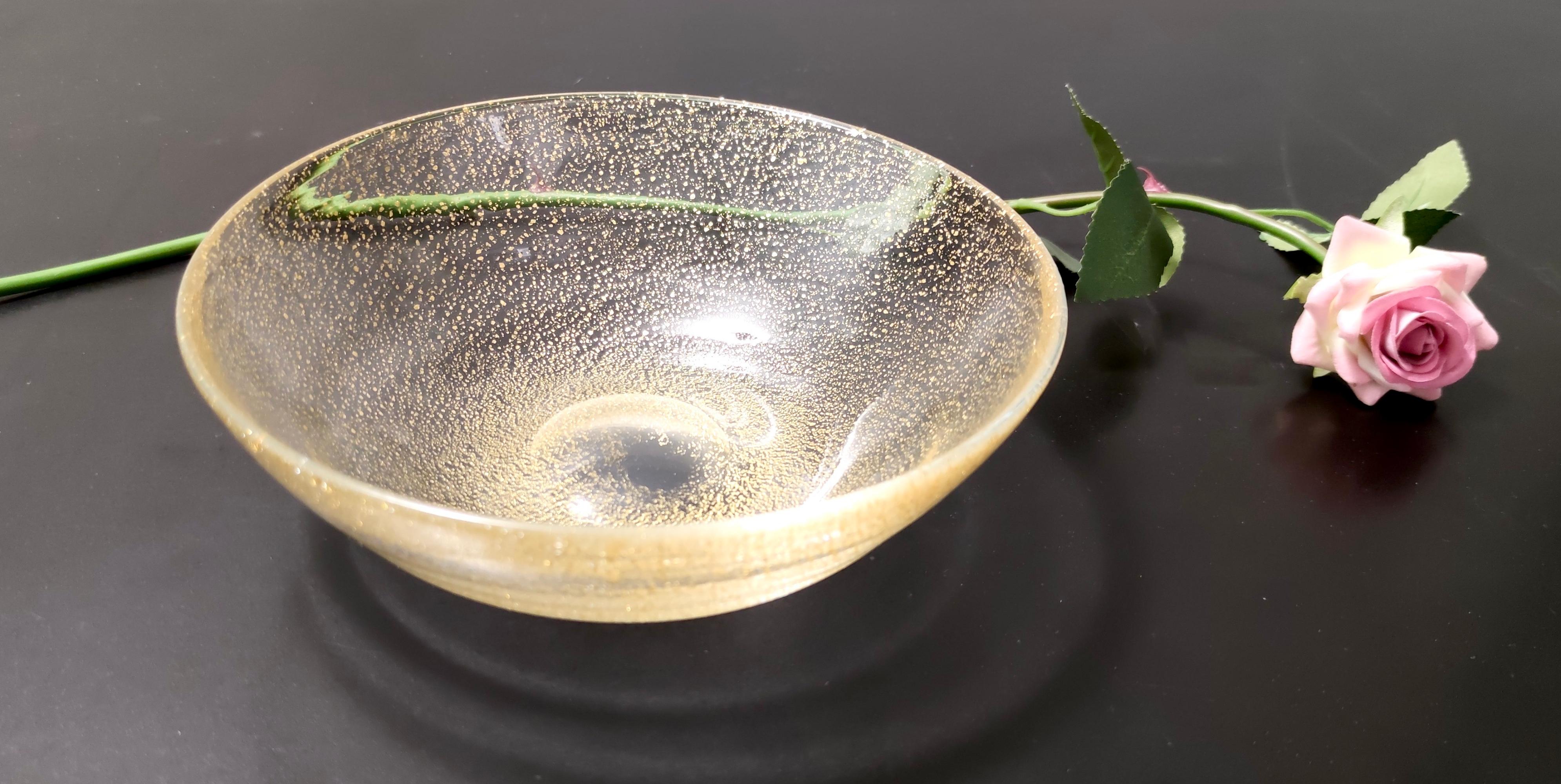 Postmoderne Bol postmoderne en verre de Murano moucheté d'or, Italie en vente