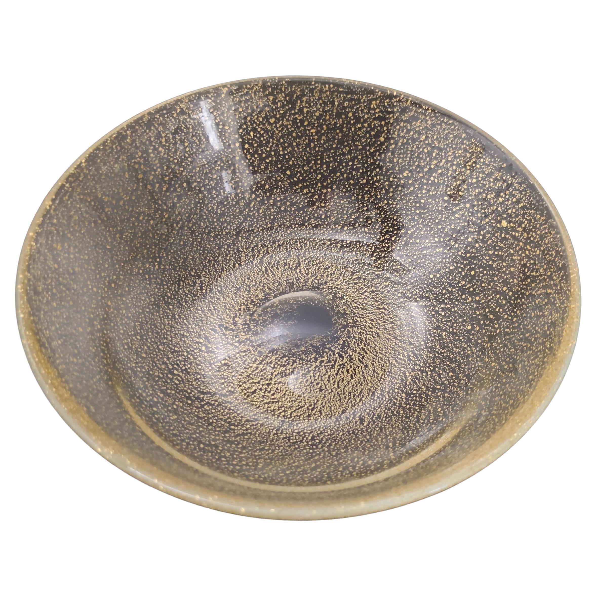 Fabriqué en Italie, années 1970.
Ce bol ou vide-poche est réalisé en verre de Murano et présente des inclusions de mouchetures d'or. 
Il peut présenter de légères traces d'utilisation puisqu'il est vintage, mais il peut être considéré comme en