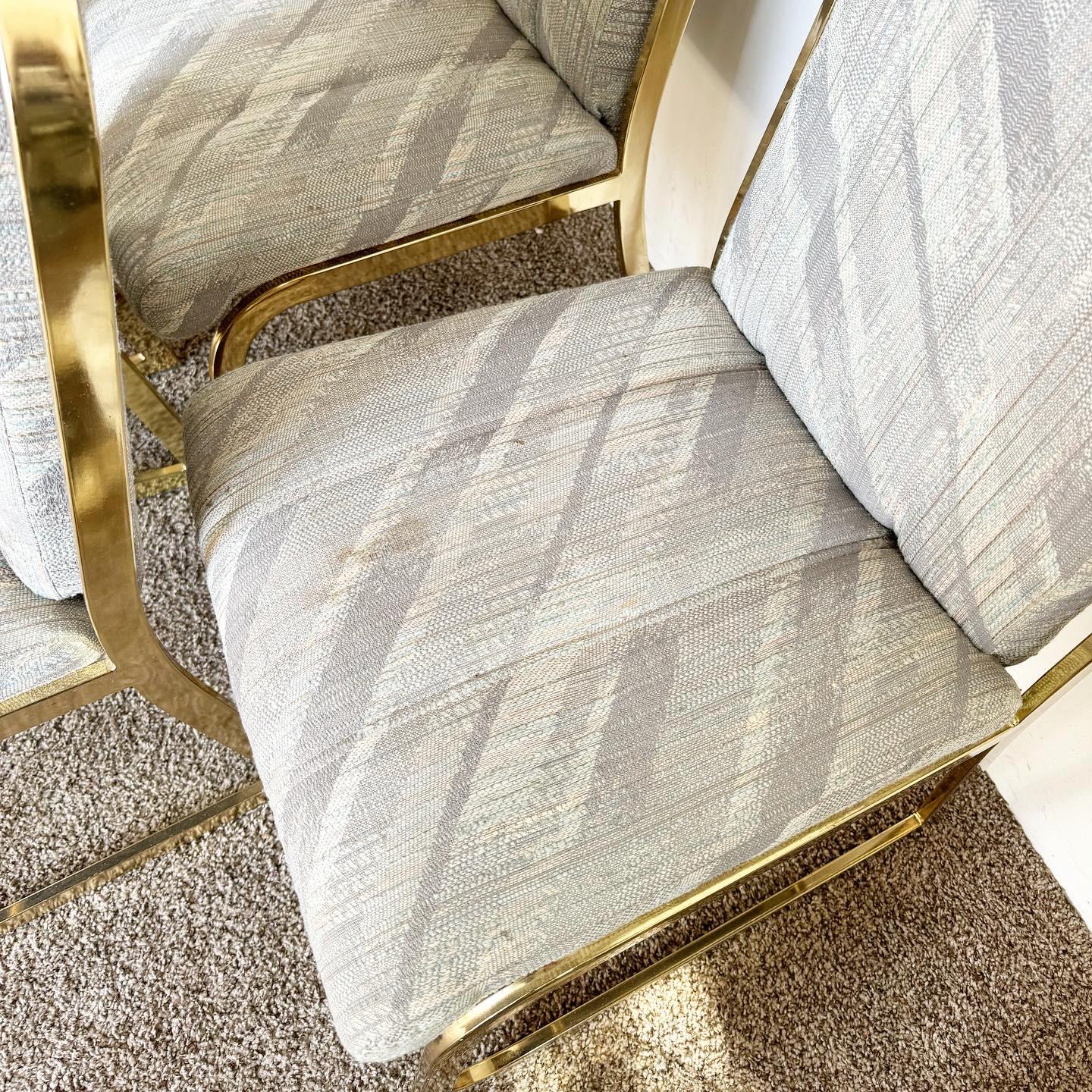 Élevez votre espace repas avec les chaises de salle à manger Postmodern Gold Multi Color Fabric de Chromcraft, un ensemble de six chaises, présentant un design durable et élégant qui ajoute de l'espièglerie et de la sophistication à votre
