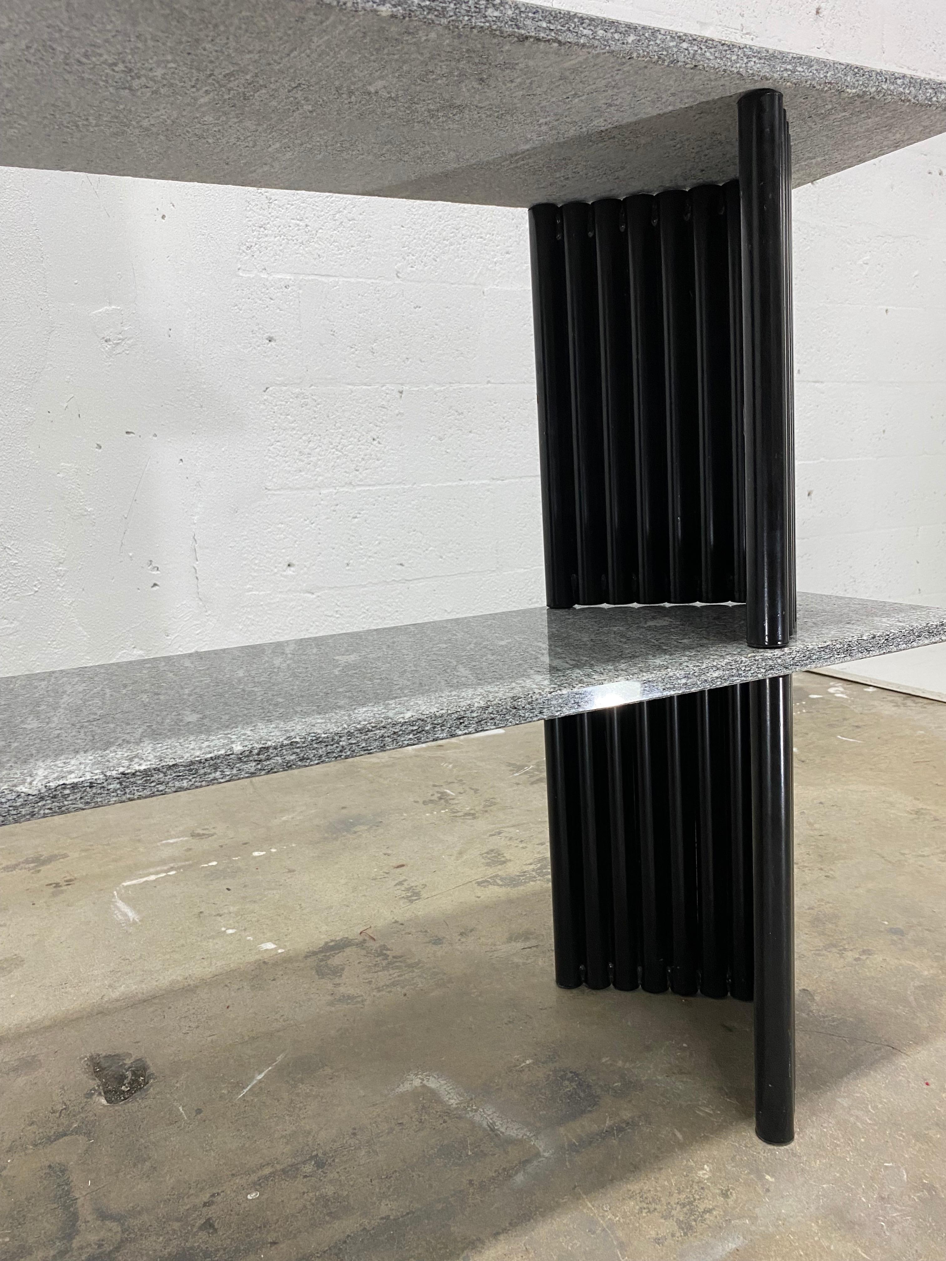 Paire de tables basses ou de tables d'appoint postmodernes en granit et base en acier tubulaire noir en vente 3