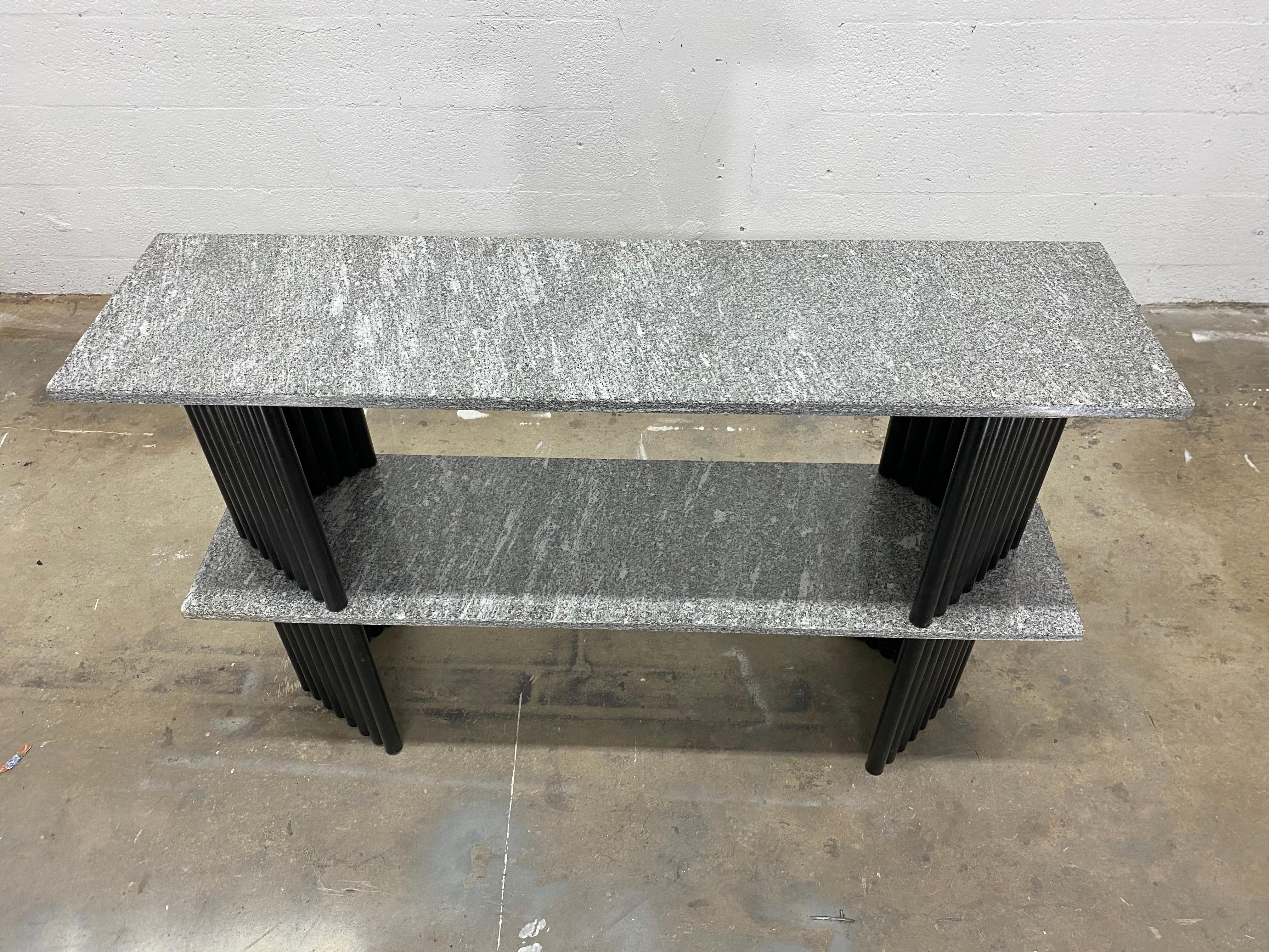 Paire de tables basses ou de tables d'appoint postmodernes en granit et base en acier tubulaire noir en vente 4