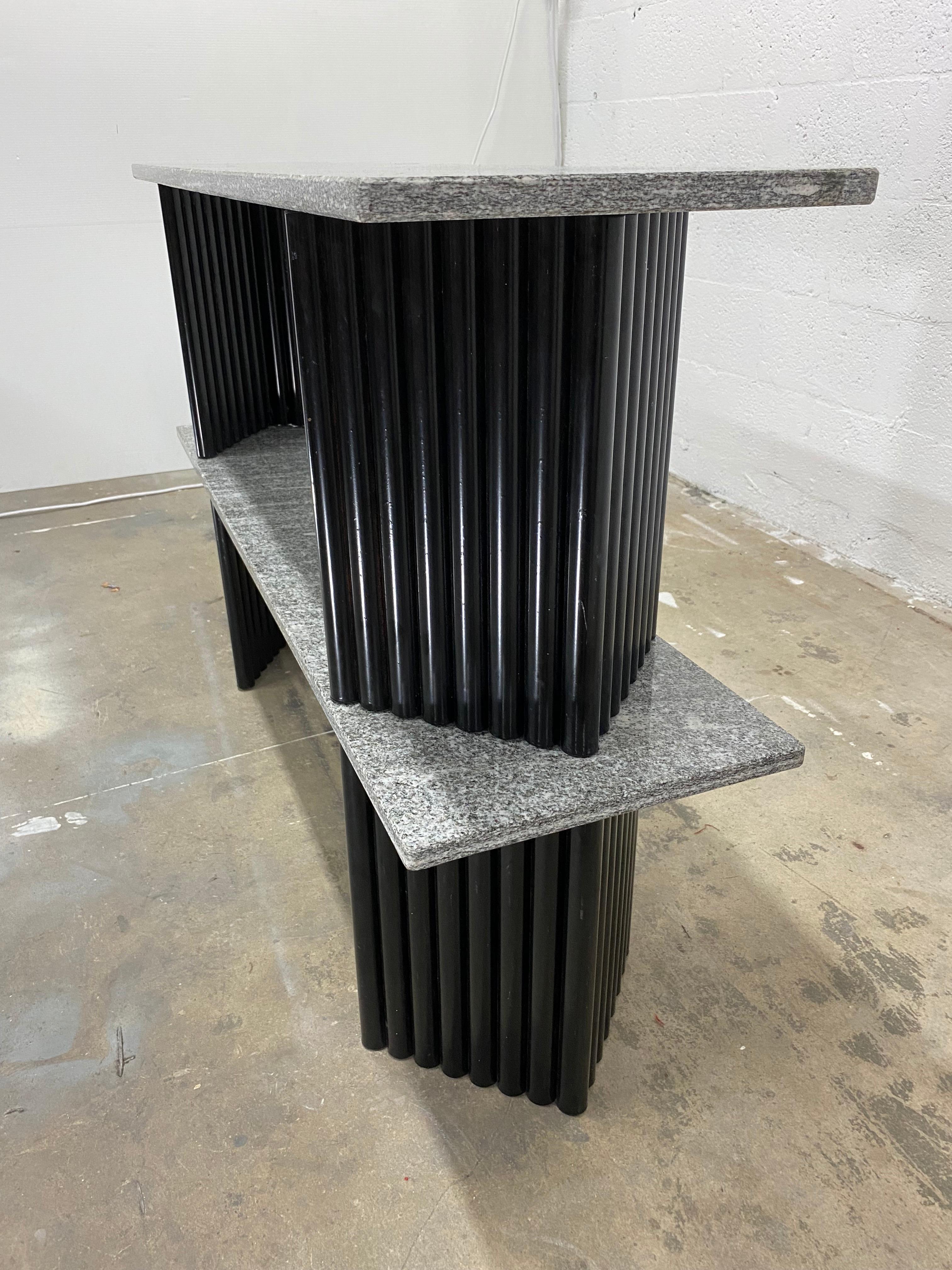Paire de tables basses ou de tables d'appoint postmodernes en granit et base en acier tubulaire noir en vente 5
