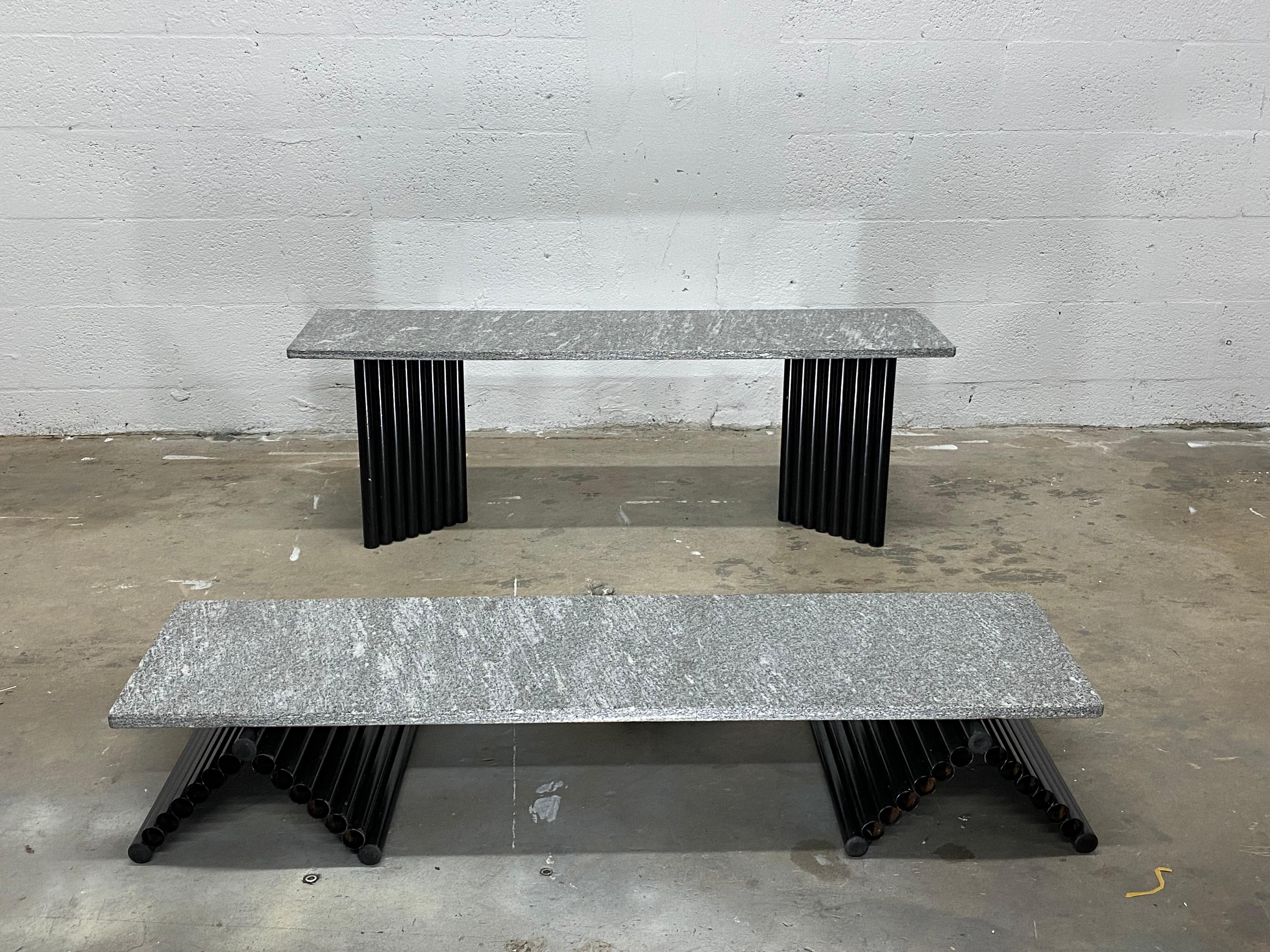 Postmoderne Paire de tables basses ou de tables d'appoint postmodernes en granit et base en acier tubulaire noir en vente