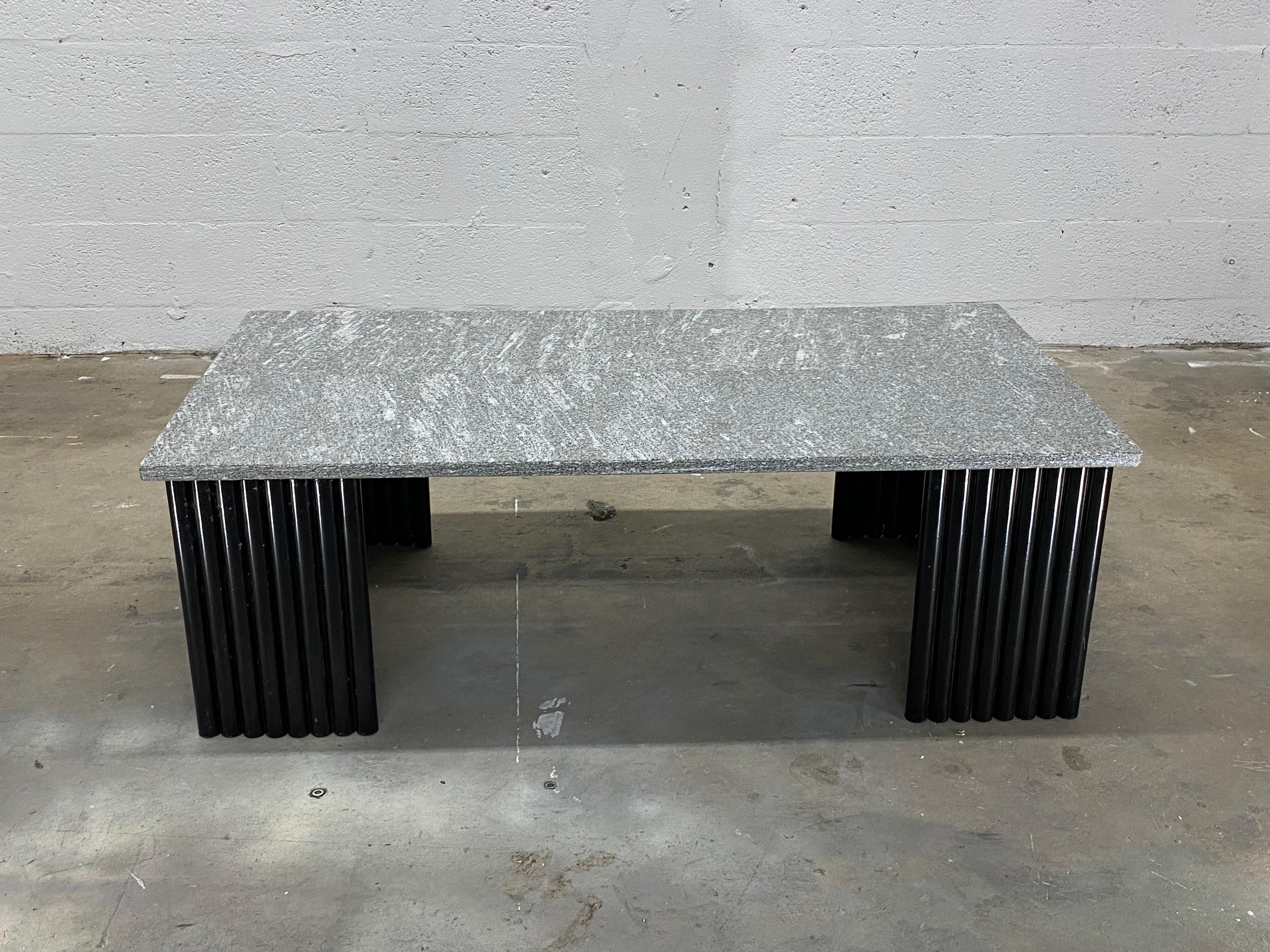Inconnu Paire de tables basses ou de tables d'appoint postmodernes en granit et base en acier tubulaire noir en vente