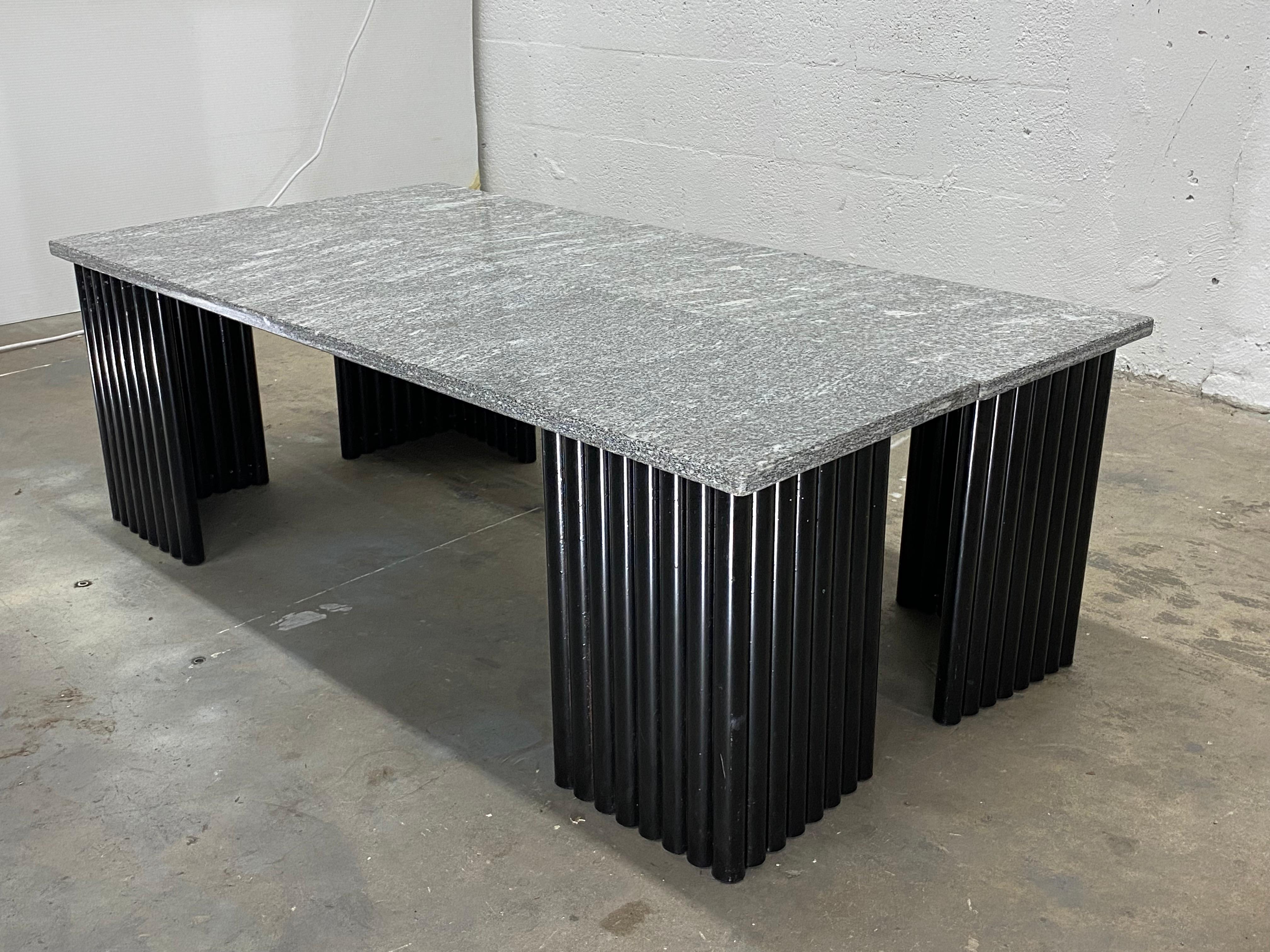 Fin du 20e siècle Paire de tables basses ou de tables d'appoint postmodernes en granit et base en acier tubulaire noir en vente