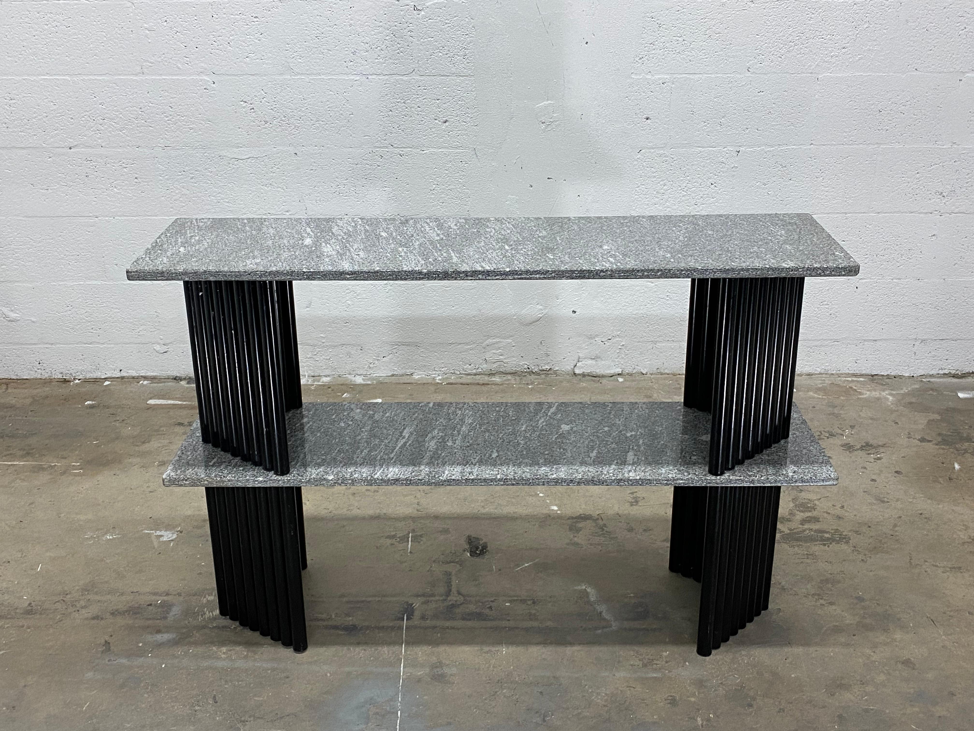 Paire de tables basses ou de tables d'appoint postmodernes en granit et base en acier tubulaire noir en vente 1