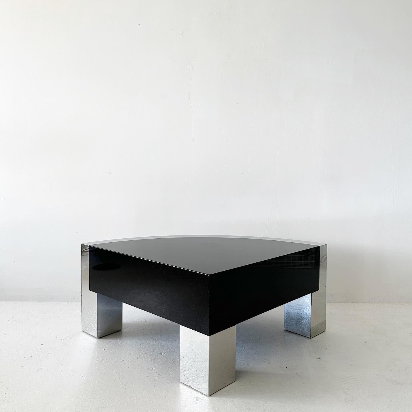 table d'angle arrondie, table basse ou table d'appoint en granit et chrome miroir. extraordinaire et substantielle. Il peut être placé seul devant un siège ou, grâce à son design en quart de cercle à 90 degrés, il peut s'intégrer dans un coin ou