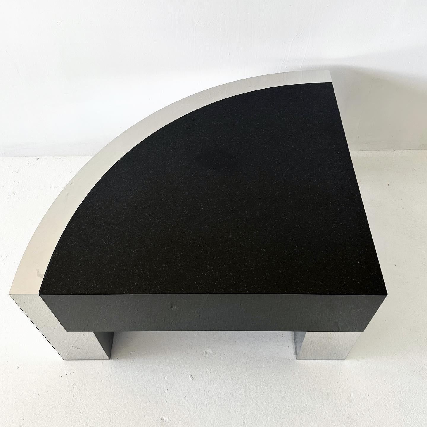 Postmoderne Table d'appoint ronde postmoderne en granit et chrome miroir en vente