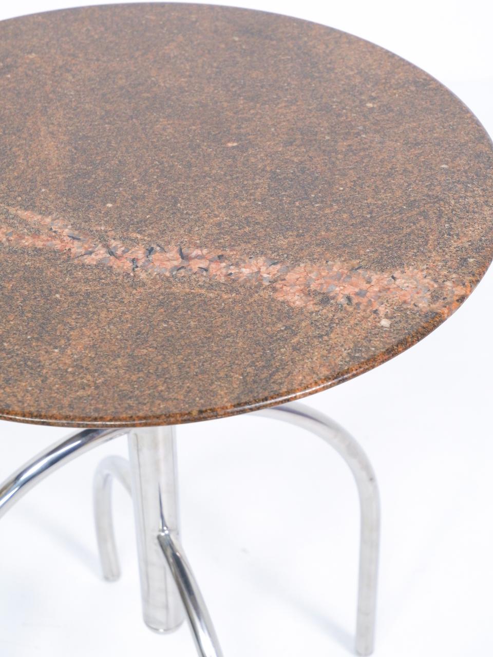 Postmoderne Table d'appoint postmoderne en granit et acier en vente