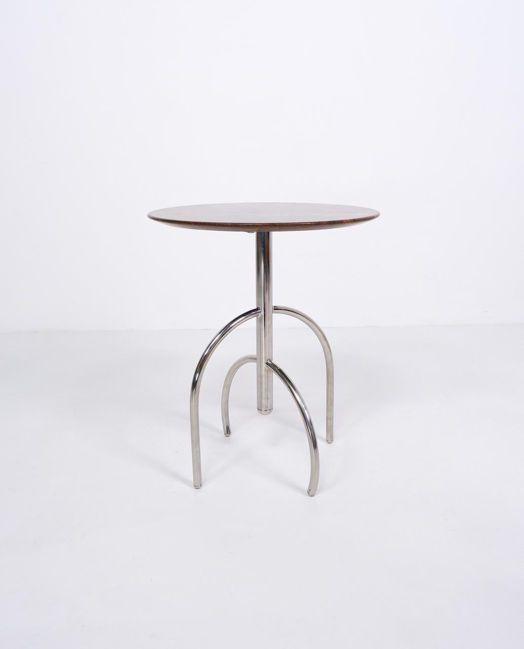 Inconnu Table d'appoint postmoderne en granit et acier en vente