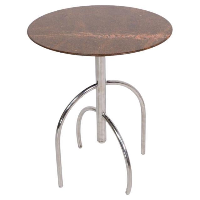 Table d'appoint postmoderne en granit et acier en vente