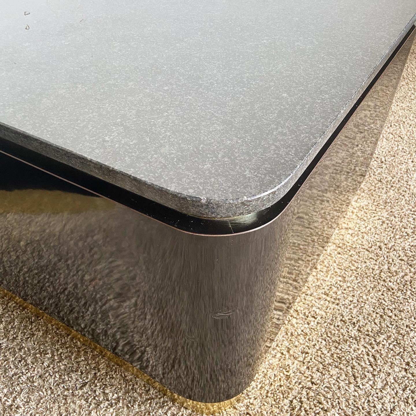Beistelltische mit Granitplatte, schwarzem Lack, Laminat und Gold, Postmoderne im Zustand „Gut“ im Angebot in Delray Beach, FL