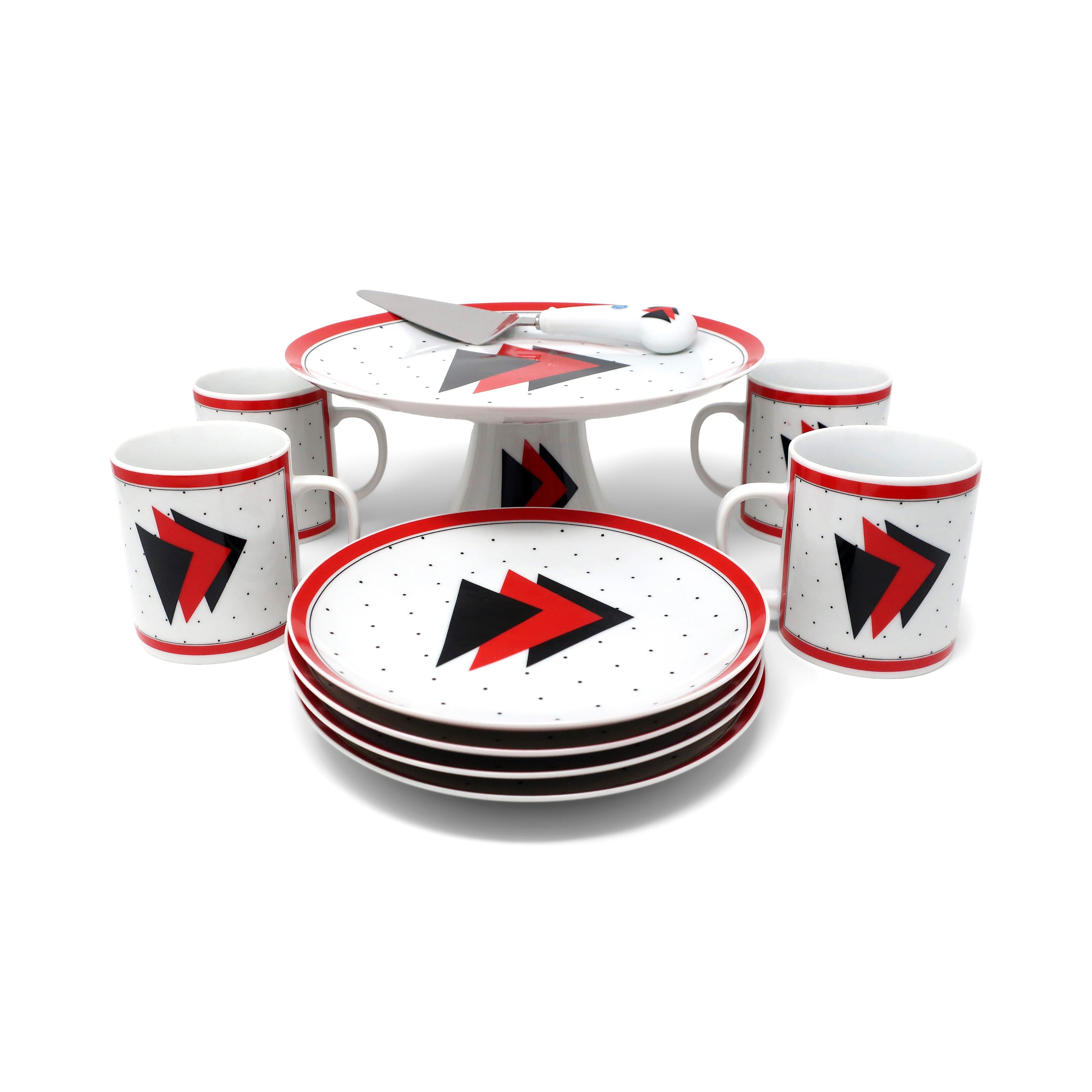 Un set da dessert postmoderno vintage con il motivo Graphix dell'azienda di ceramiche giapponese Saltera Himark del 1985. Decorato con elementi geometrici, tra cui triangoli rossi e neri, pois neri e una banda rossa, questo set cattura perfettamente