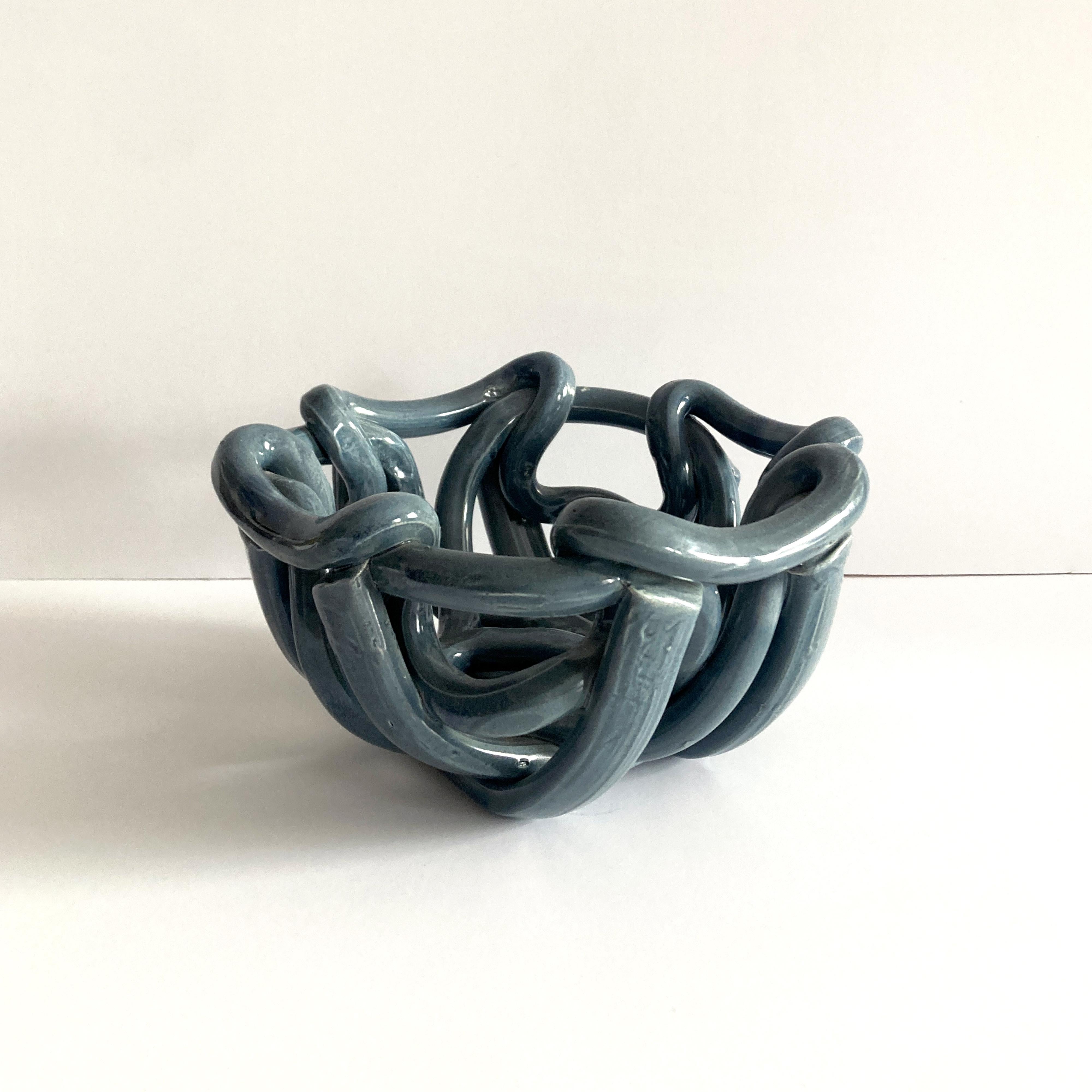 Splendida ciotola centrotavola in ceramica intrecciata smaltata in una splendida tonalità di grigio con alcuni toni di blu. Grande per un tavolino da caffè o per l'ingresso. Una forma astratta molto insolita, piacevole da ogni angolazione. Non