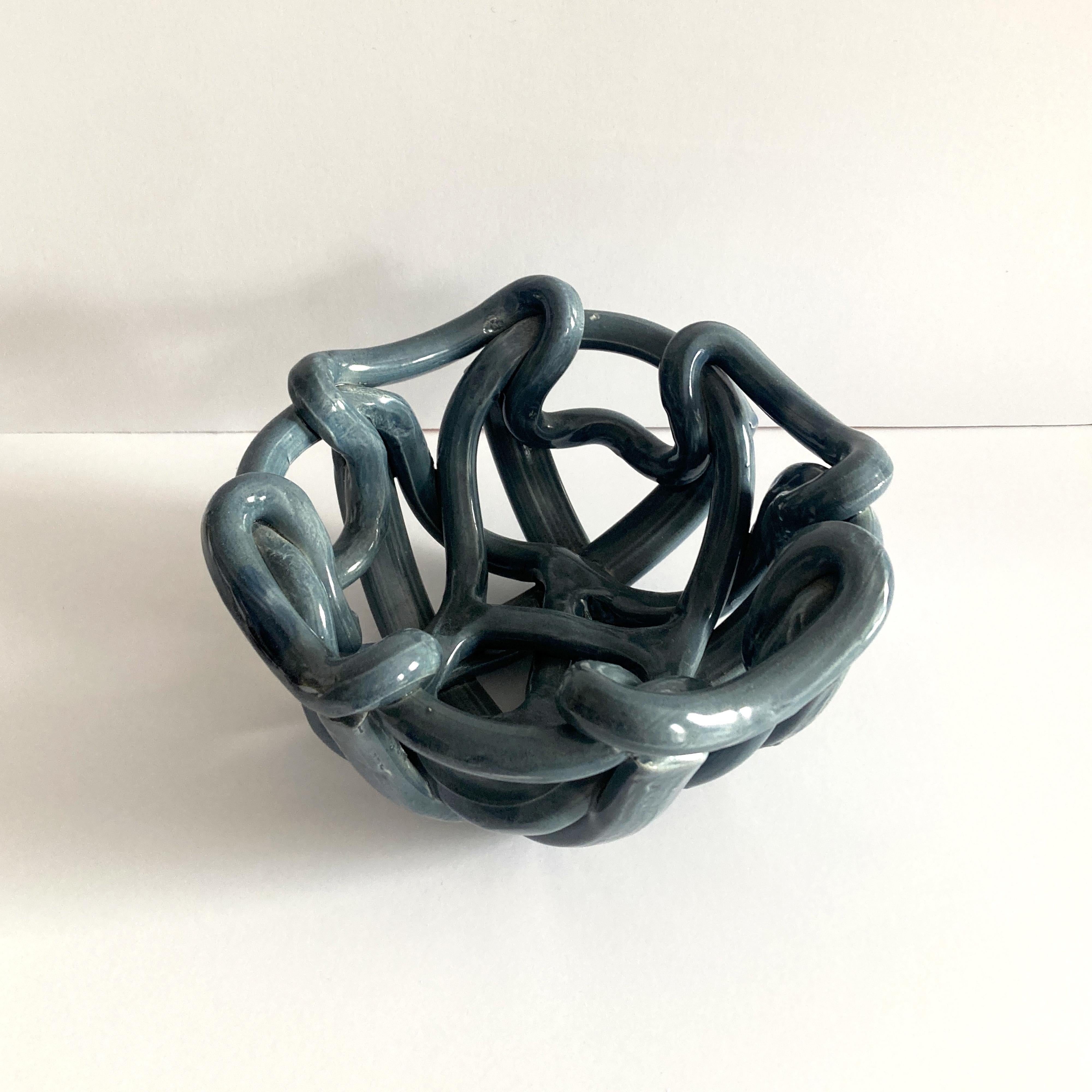 Postmoderno Ciotola centrotavola astratta intrecciata in ceramica grigia postmoderna in vendita