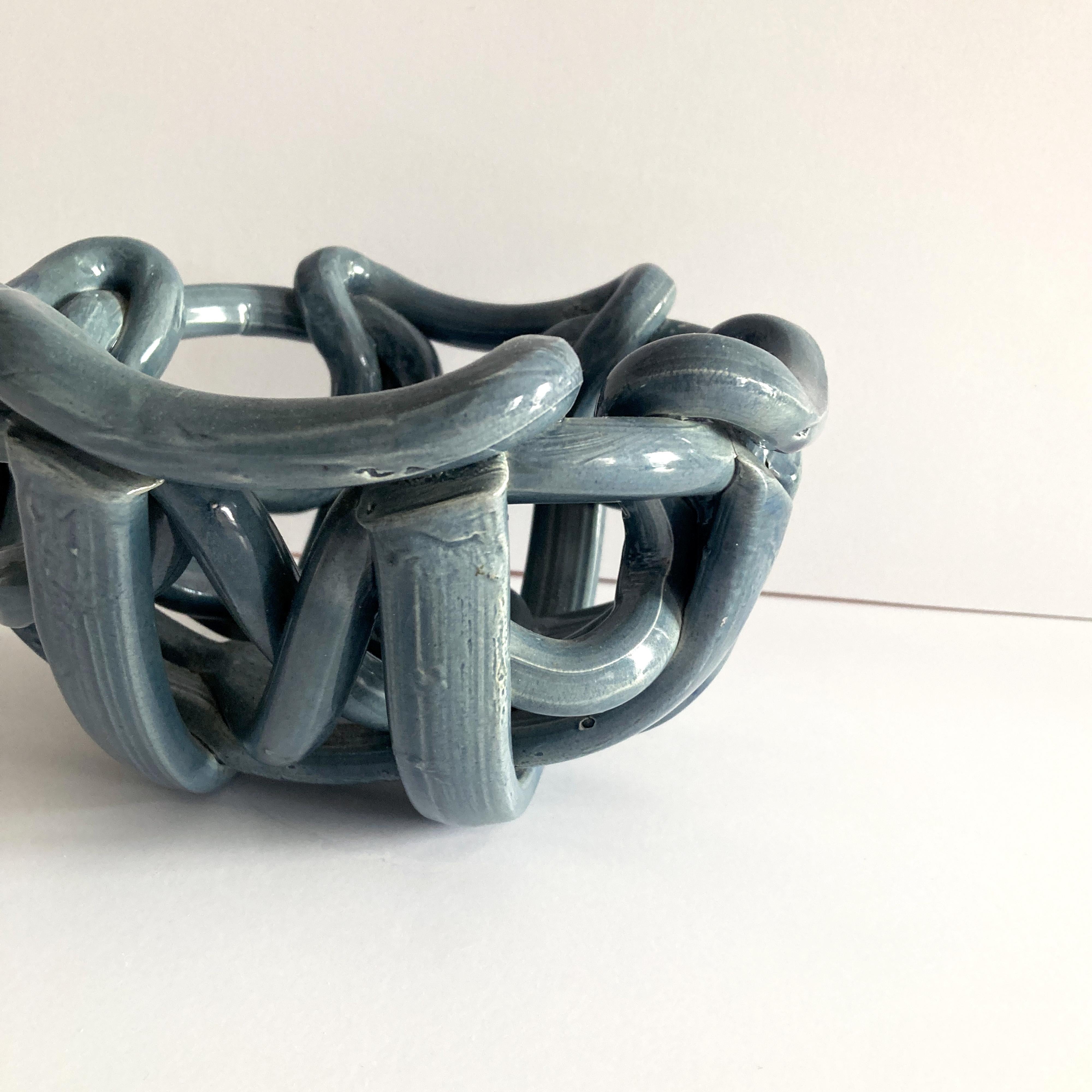 Fatto a mano Ciotola centrotavola astratta intrecciata in ceramica grigia postmoderna in vendita