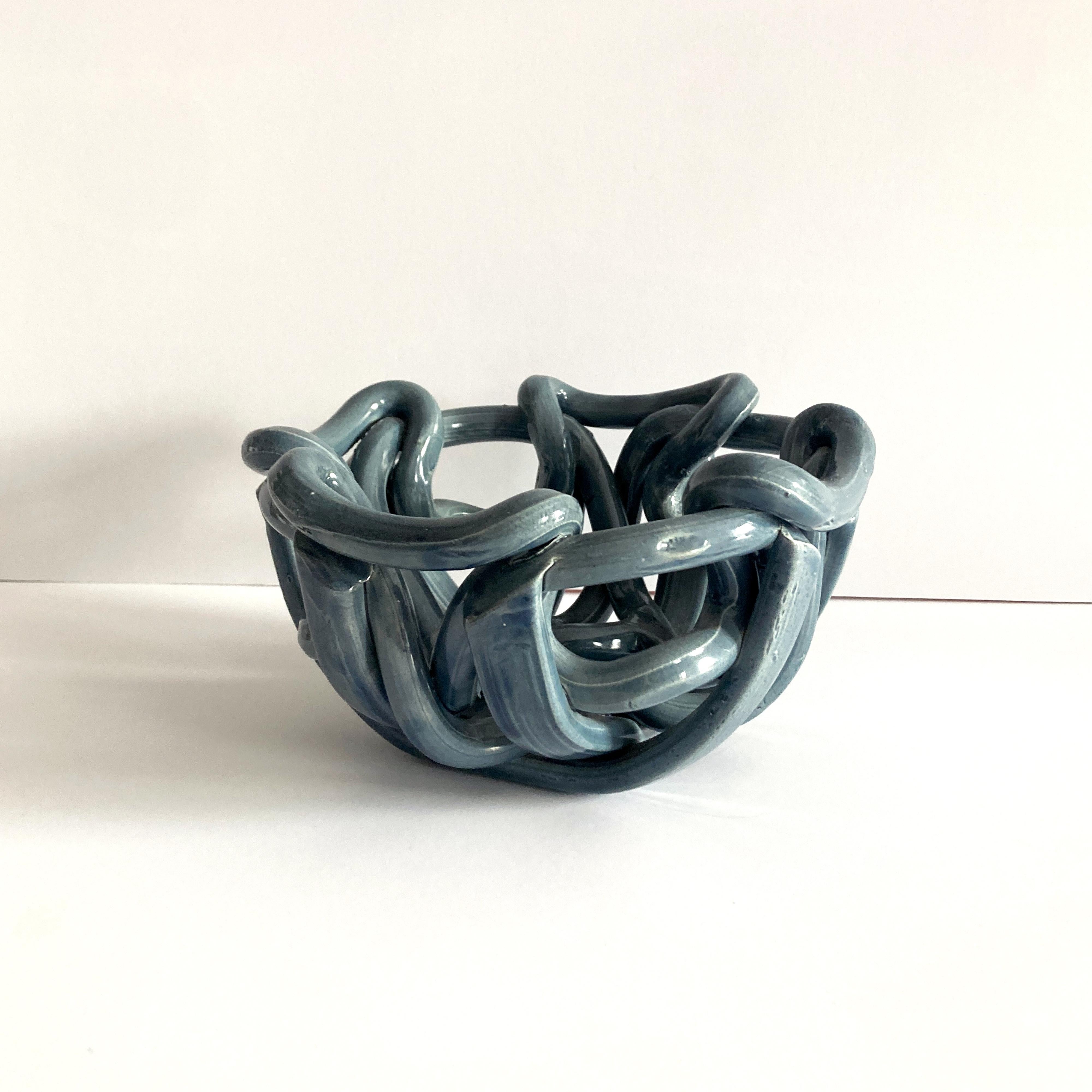 Ciotola centrotavola astratta intrecciata in ceramica grigia postmoderna In condizioni buone in vendita a New York, NY
