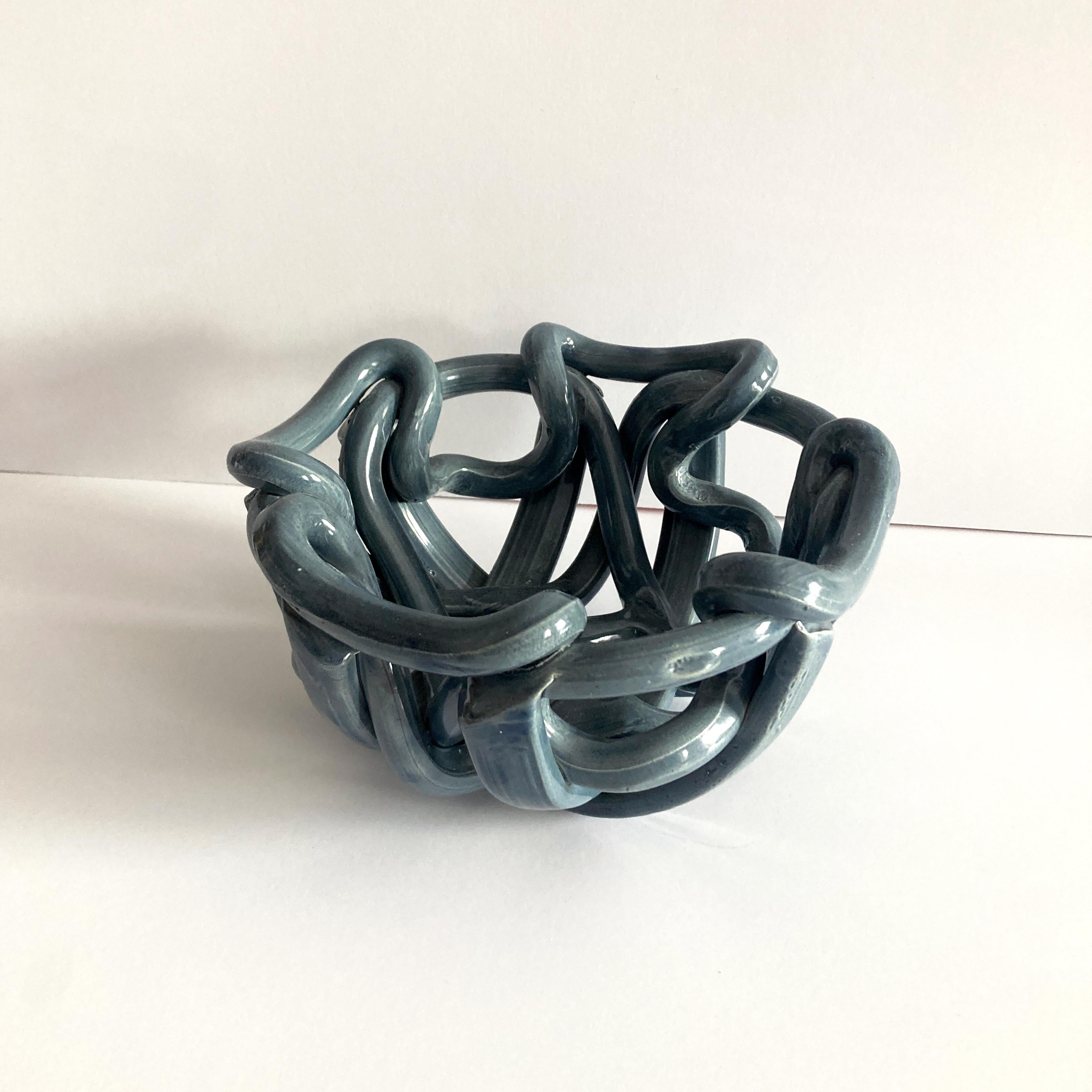 Fine XX secolo Ciotola centrotavola astratta intrecciata in ceramica grigia postmoderna in vendita