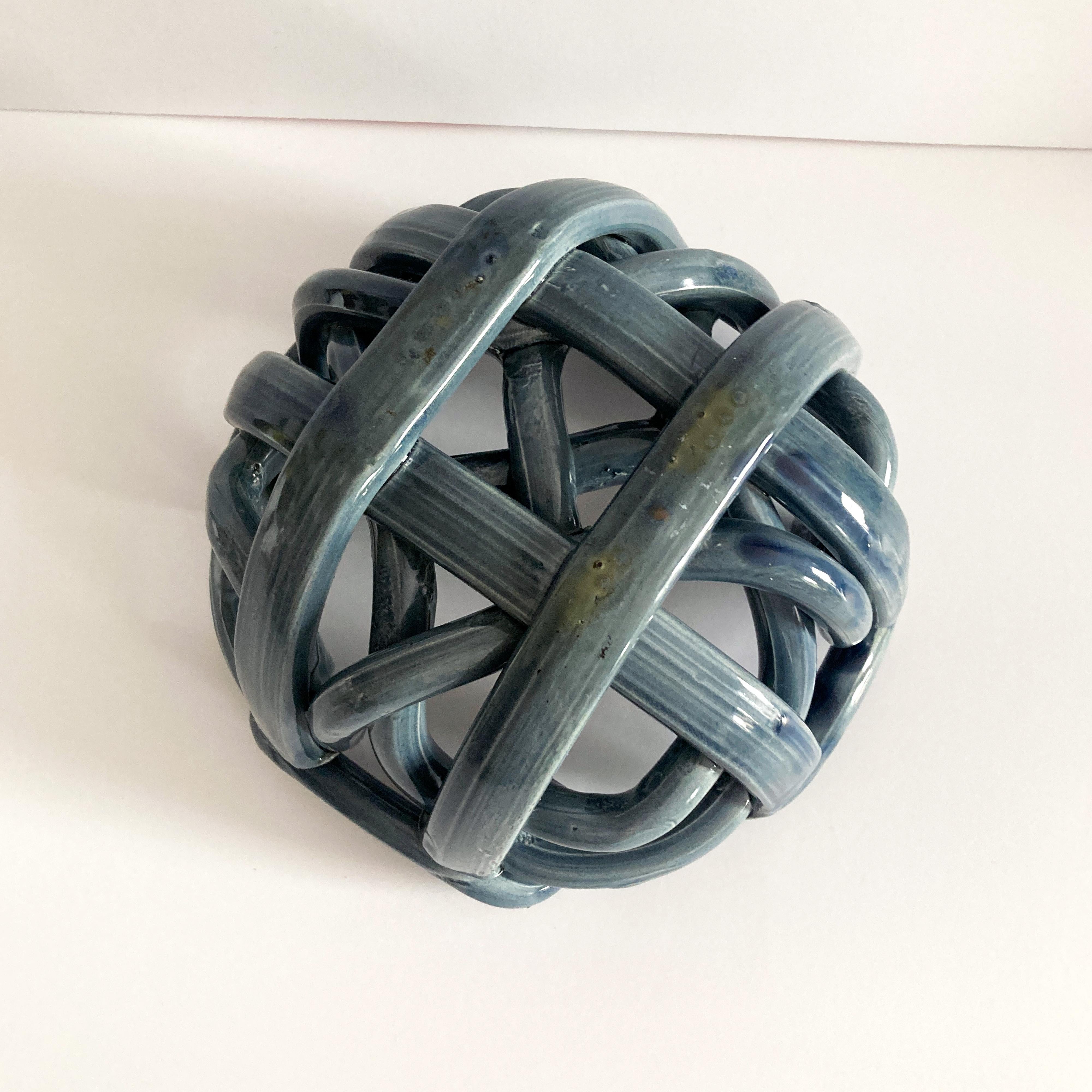 Ceramica Ciotola centrotavola astratta intrecciata in ceramica grigia postmoderna in vendita