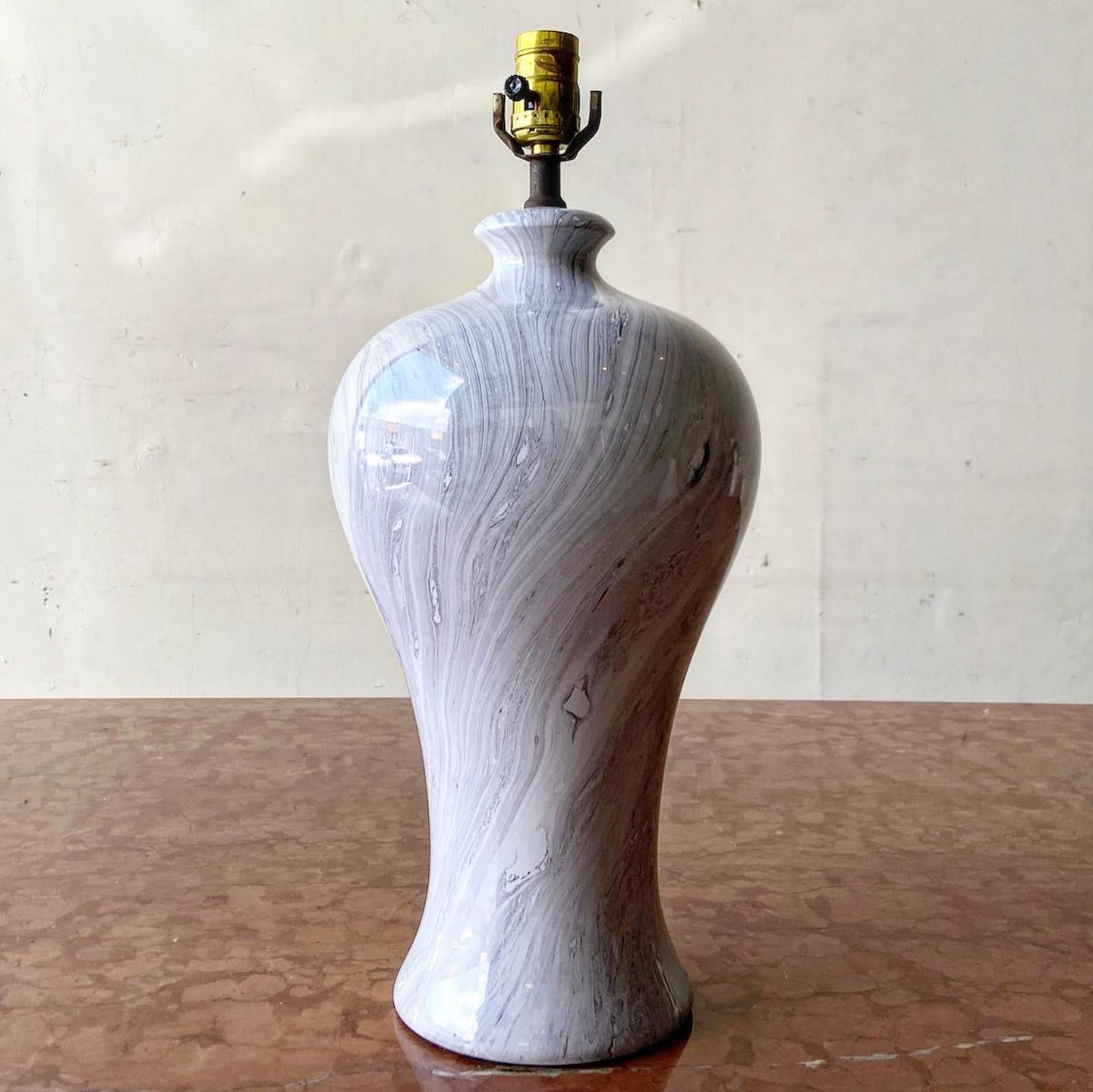 Increíble lámpara de mesa gris postmoderna. El cuerpo de la lámpara presenta un acabado de imitación de mármol brillante.
  